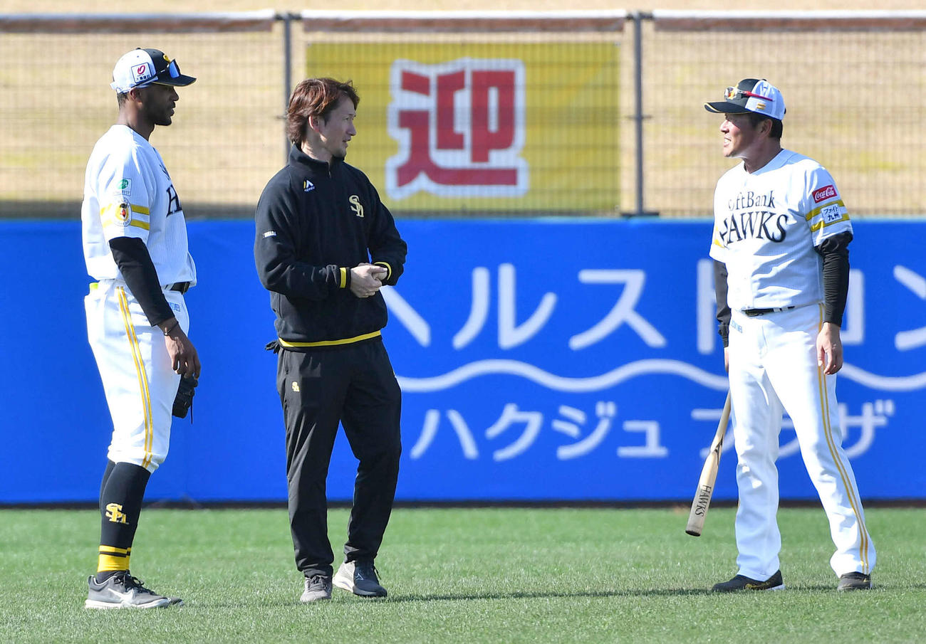ノックを終え、井出コーチ（右）と話すウォーカー（撮影・岩下翔太）