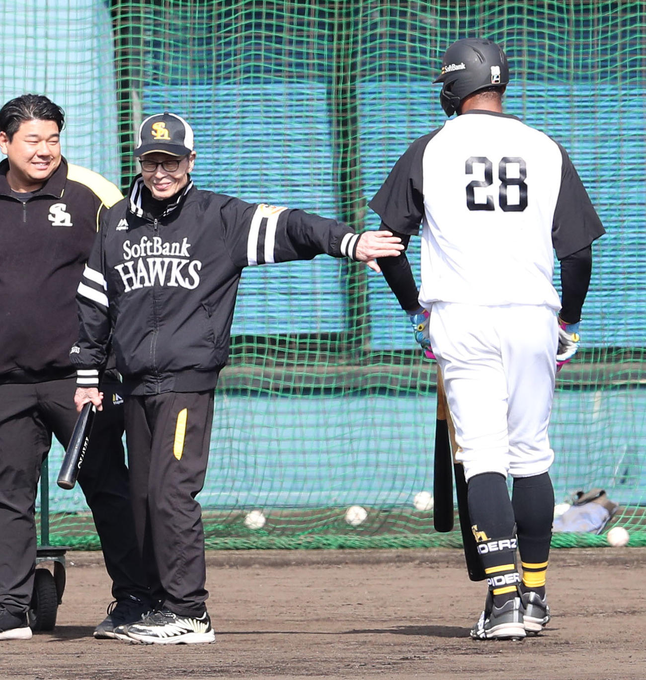打撃練習を終えたウォーカーに声をかける王球団会長（撮影・梅根麻紀）