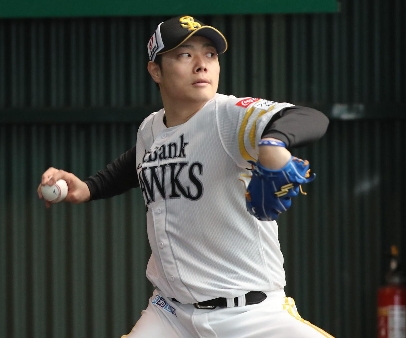 ブルペンに入った松本裕は力強く投げ込む（撮影・梅根麻紀）
