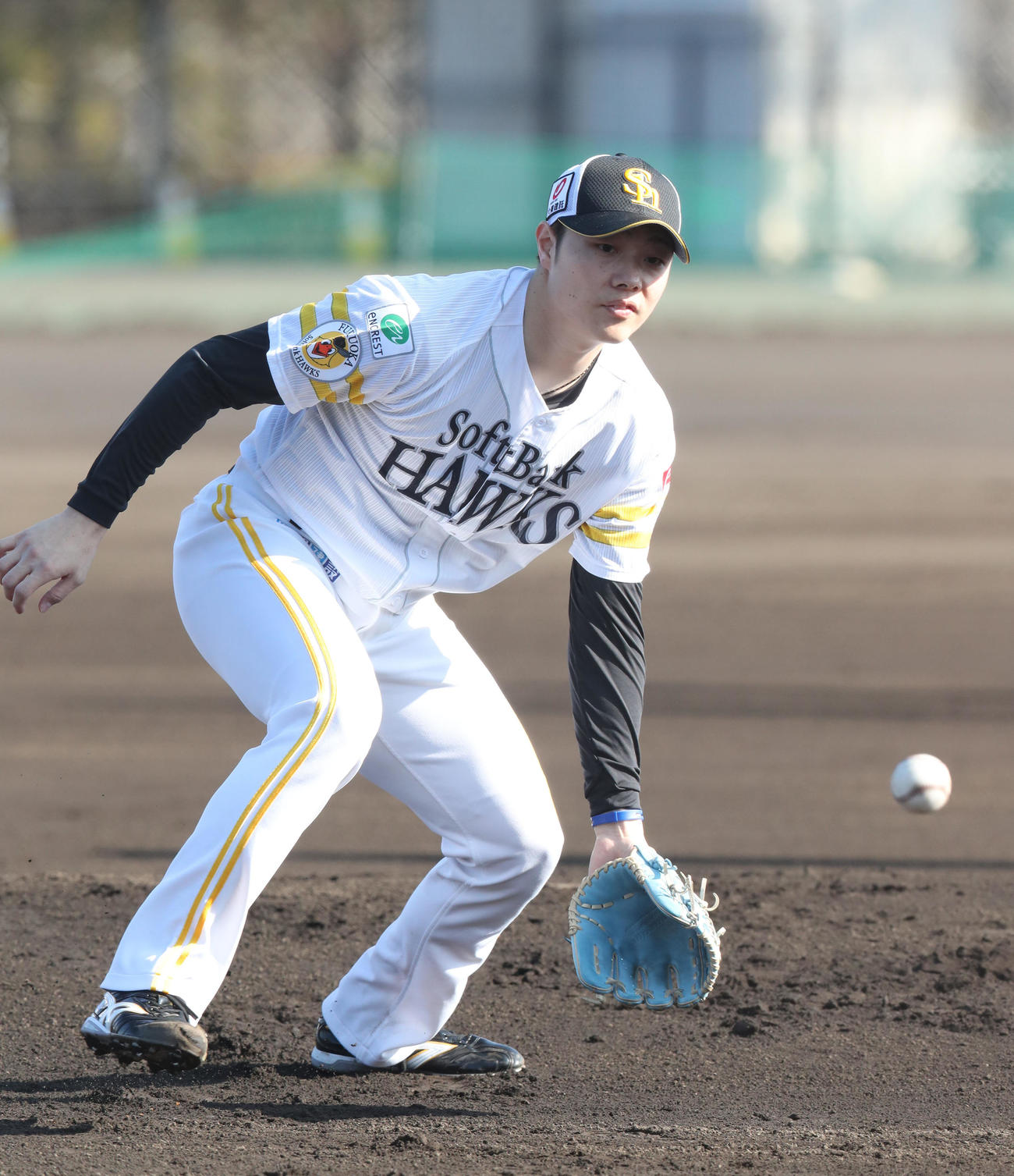 ノックで軽快な動きを見せる松本裕（撮影・梅根麻紀）