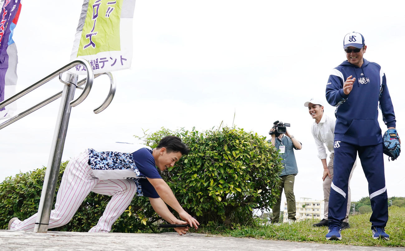 ヤクルト古田臨時コーチ（右）考案の地獄の階段ダッシュ罰ゲームの辛さに倒れ込む内山（撮影・横山健太）