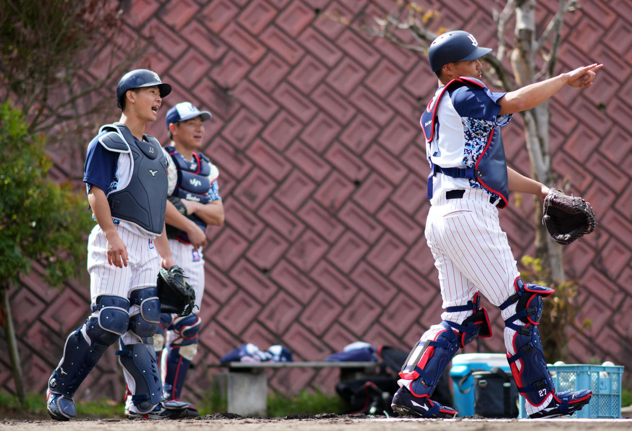送球練習をする捕手陣。右からヤクルト中村、松本直、内山（撮影・横山健太）