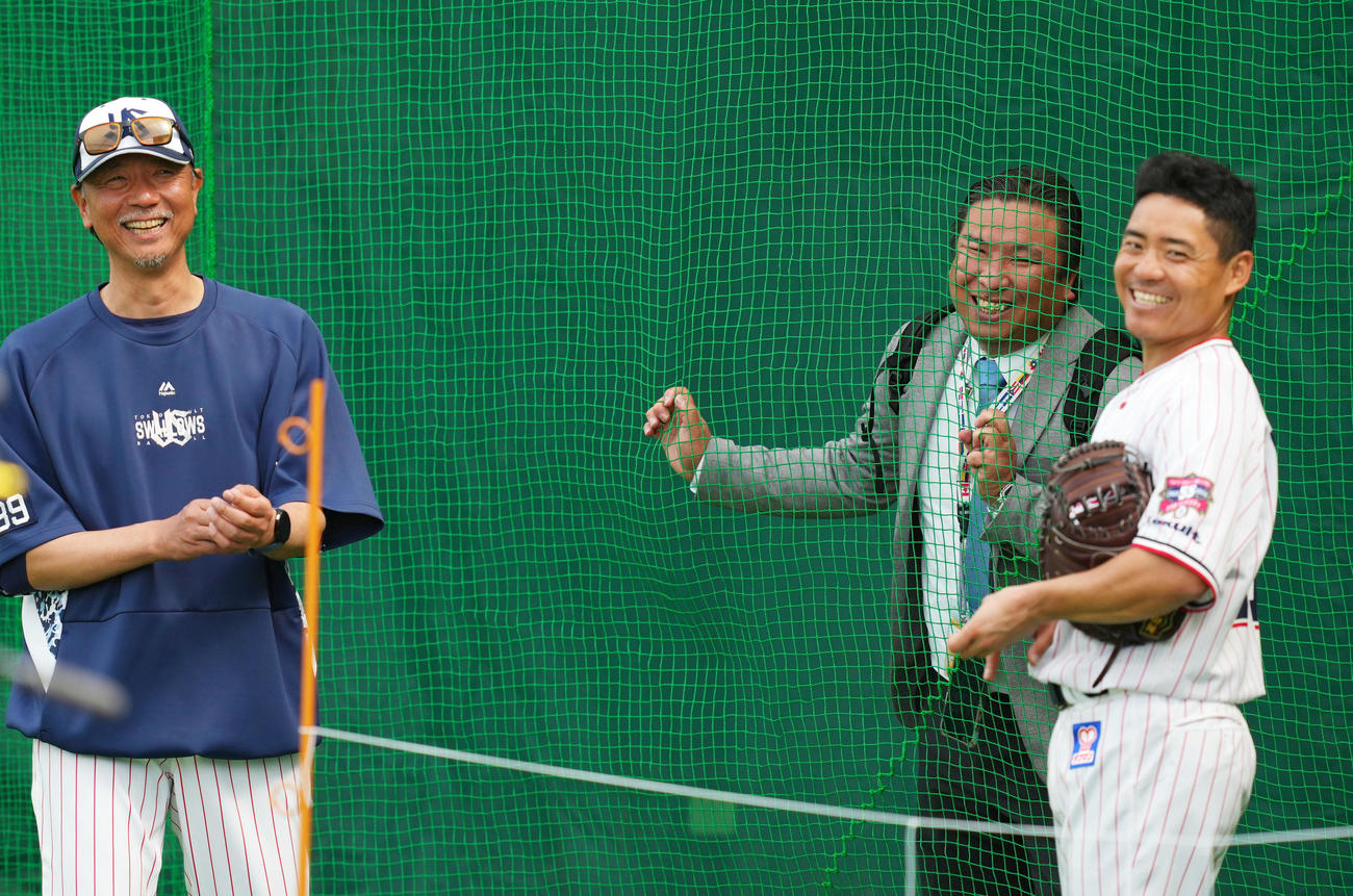 ヤクルト伊藤コーチ（左）、中村（右）と言葉を交わす里崎氏（撮影・横山健太）