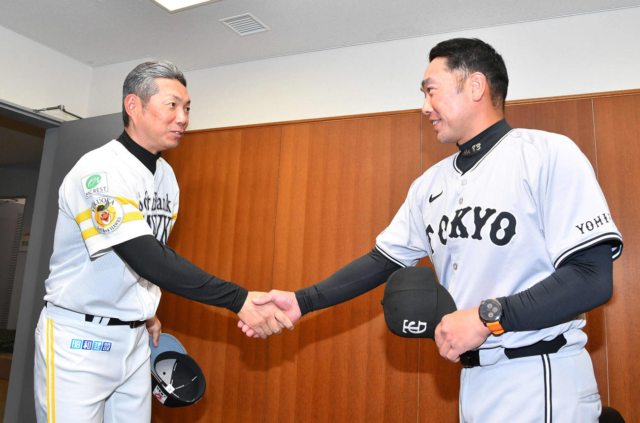 球団公式動画配信サービス「GIANTS TV」と「ホークスTV」のコラボレーション企画の収録を行ったソフトバンク小久保監督（左）と巨人阿部監督（撮影・岩下翔太）
