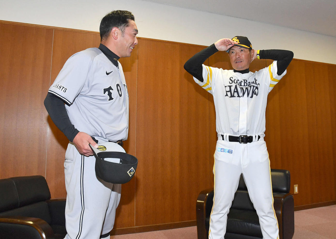 球団公式動画配信サービス「GIANTS TV」と「ホークスTV」のコラボレーション企画の収録を行った巨人阿部監督（左）とソフトバンク小久保監督（撮影・岩下翔太）