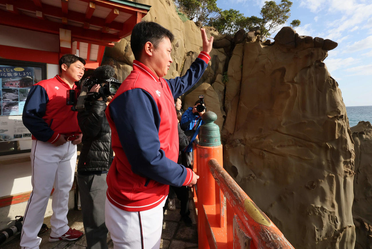 運玉を投げる広島堂林。左は新井監督（撮影・加藤孝規）