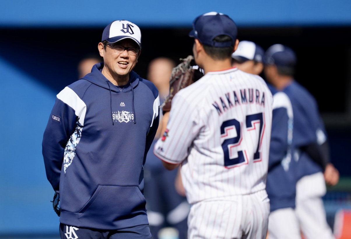 言葉を交わすヤクルト古田臨時コーチ（左）と中村（撮影・横山健太）