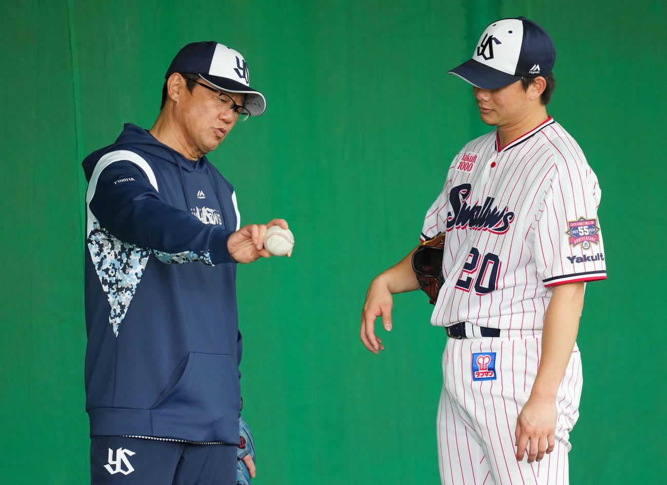 ヤクルト木沢（右）に指導する古田臨時コーチ（撮影・横山健太）