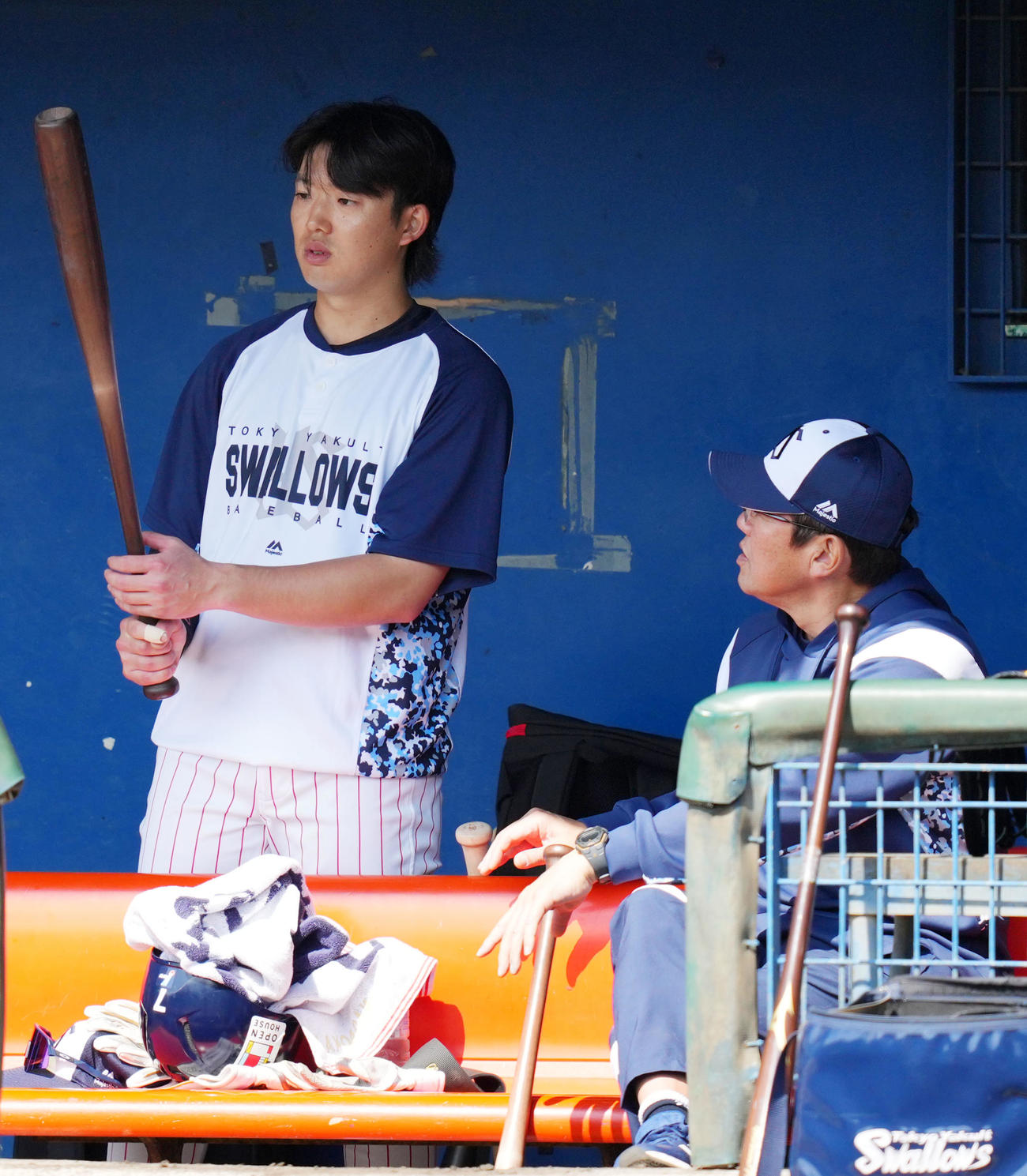 ヤクルト長岡（左）に指導するヤクルト古田臨時コーチ（撮影・横山健太）