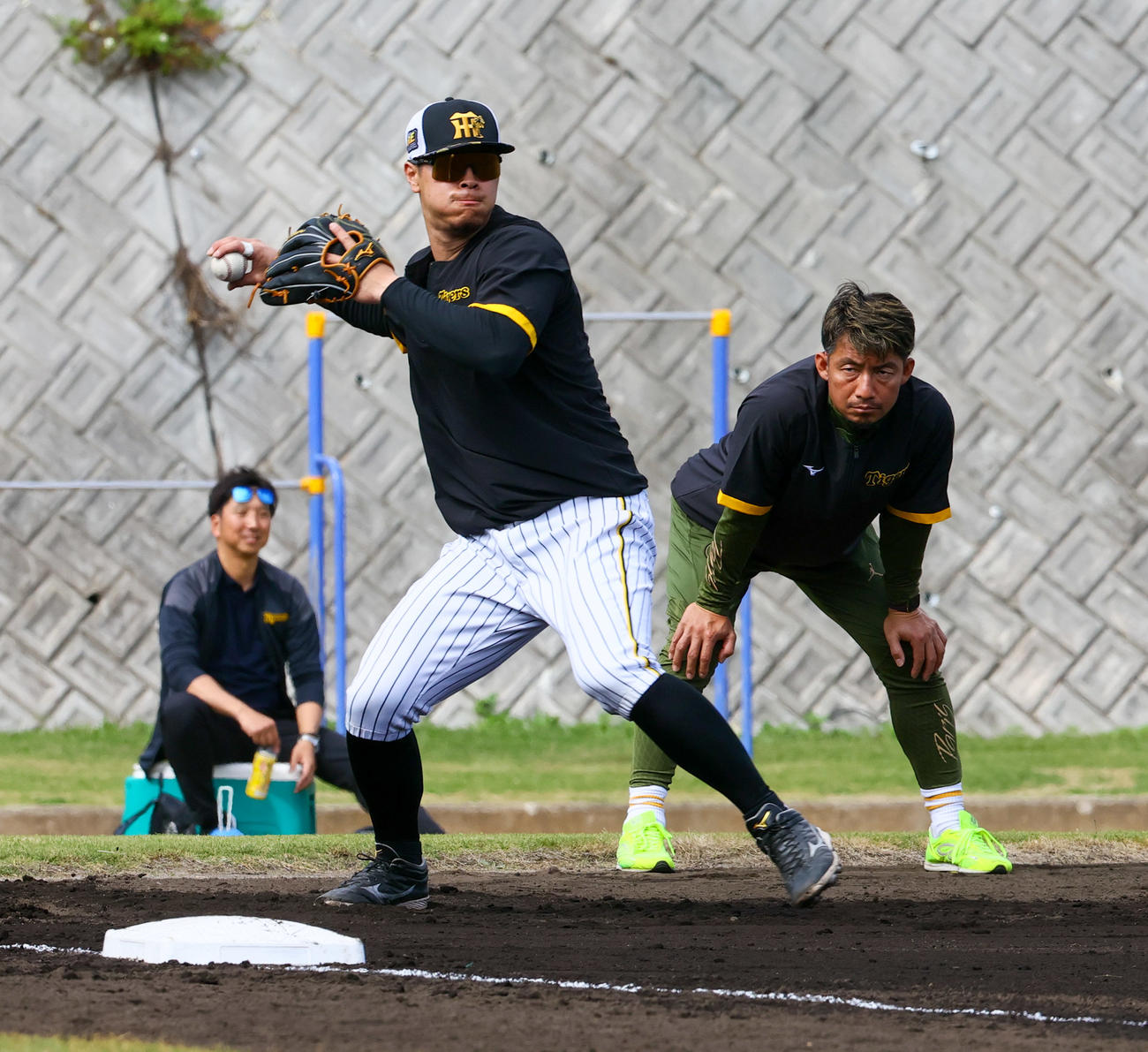 阪神佐藤輝（手前）は鳥谷臨時コーチ（右）と藤川球団本部付SAが見守る中、ノックを受ける（撮影・上山淳一）