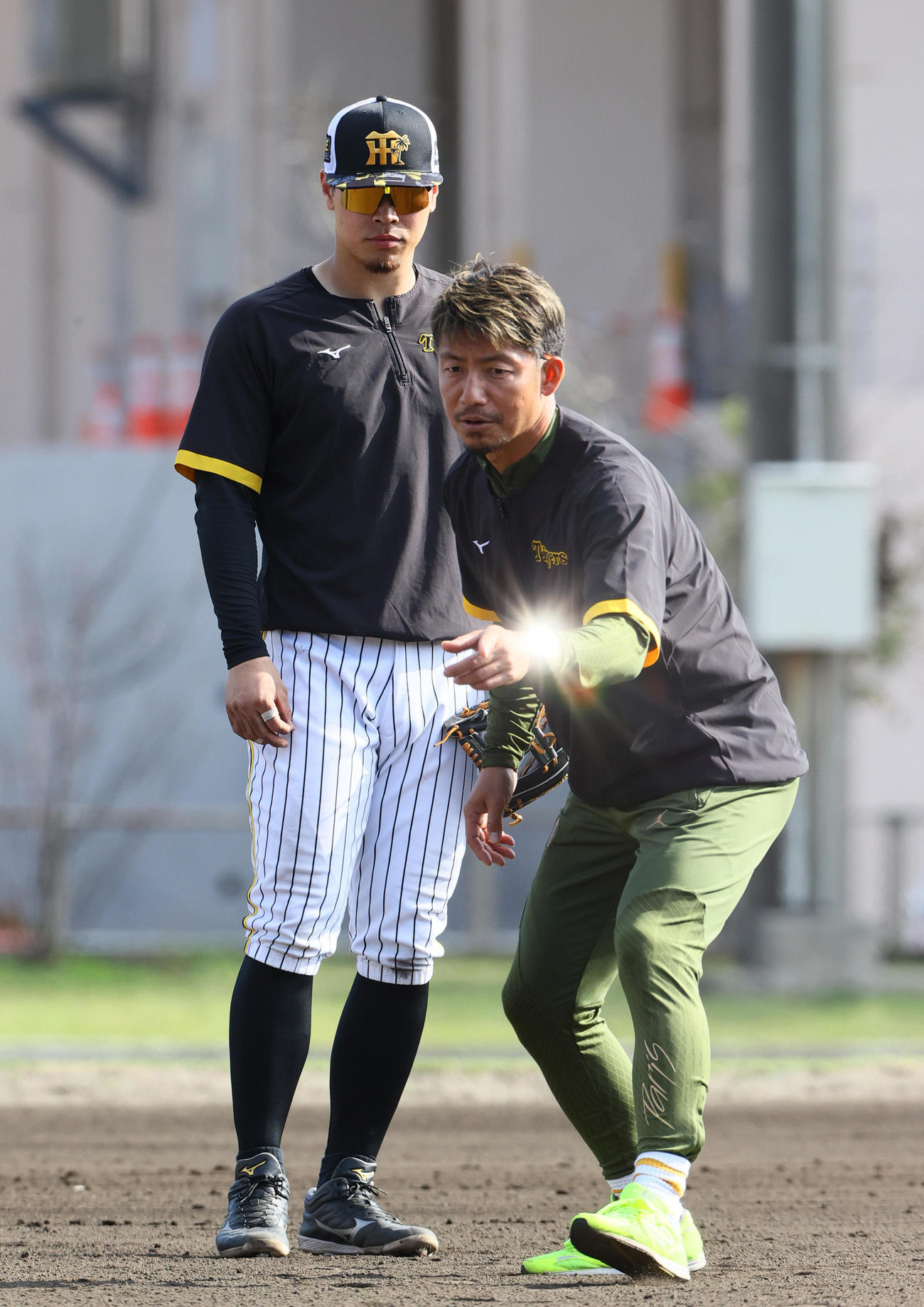 阪神佐藤輝（左）を指導する鳥谷臨時コーチ（撮影・上山淳一）