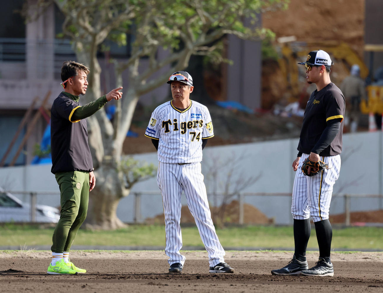 鳥谷臨時コーチとマンツーマンで三塁特守を行った佐藤輝（右）。中央は藤本コーチ（撮影・加藤哉）