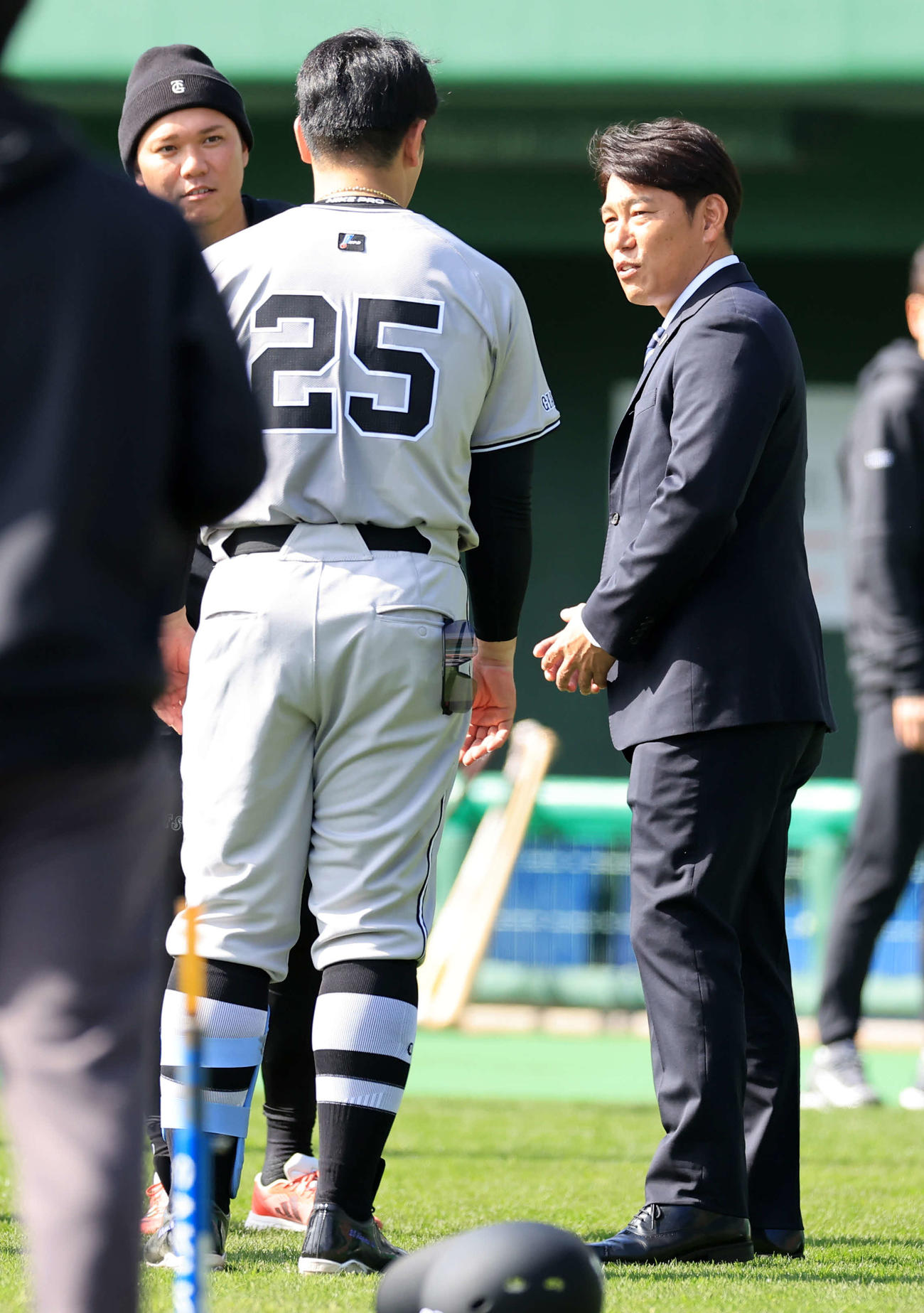 視察した侍ジャパン井端監督（右）は巨人岡本和からあいさつされる。奥は坂本（撮影・浅見桂子）