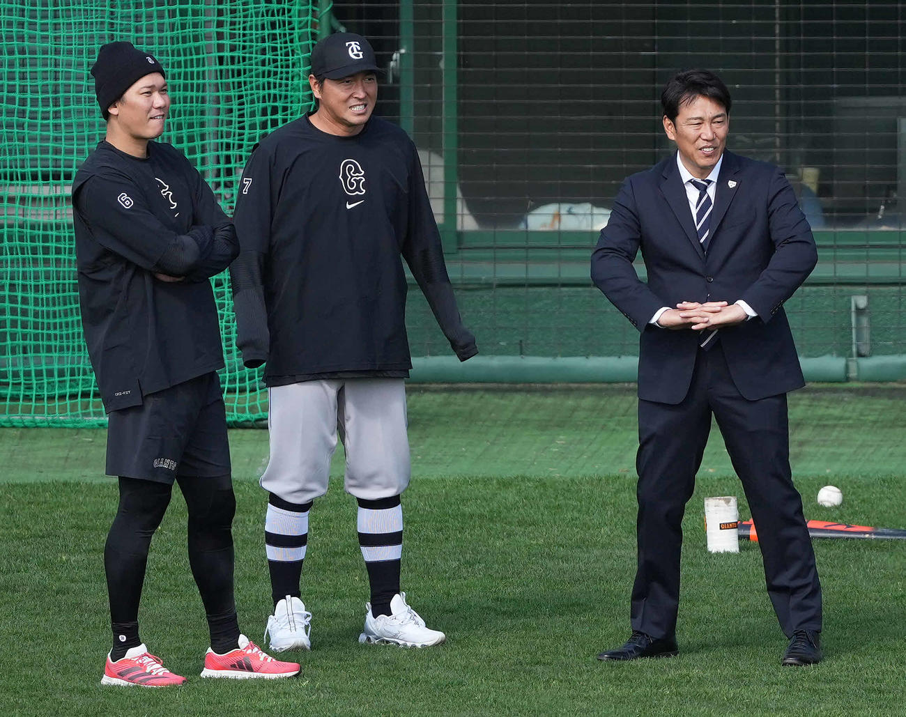 巨人坂本（左）、長野（中央）と話す侍ジャパン井端監督（撮影・鈴木みどり）