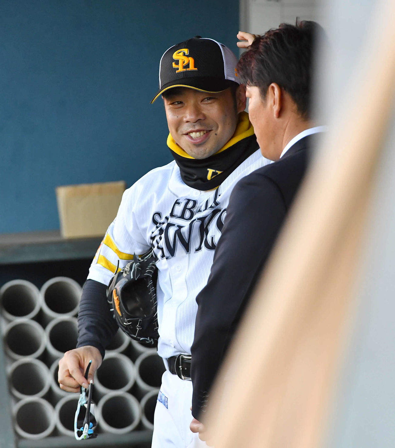 ソフトバンクのキャンプ地を訪問した侍ジャパン井端監督（右）と笑顔で話す近藤（撮影・岩下翔太）