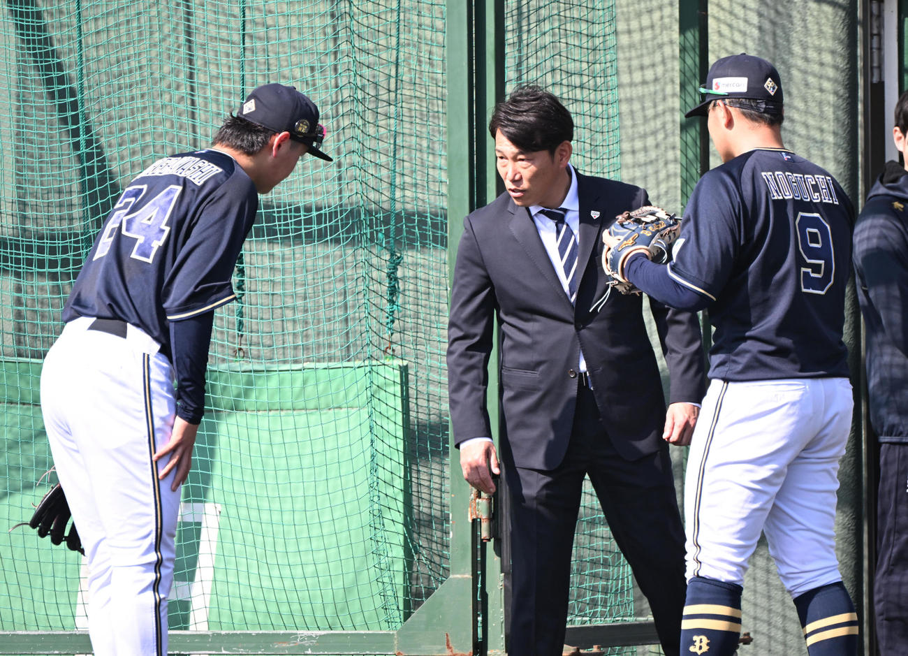 侍ジャパンの井端監督にあいさつする紅林、右は野口（撮影・和賀正仁）