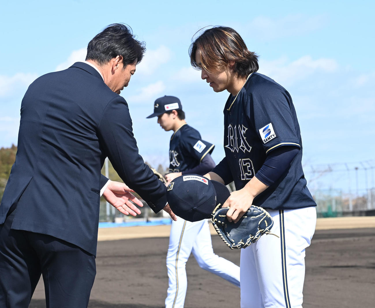 侍ジャパンの井端監督（左）にあいさつするオリックス宮城（撮影・和賀正仁）