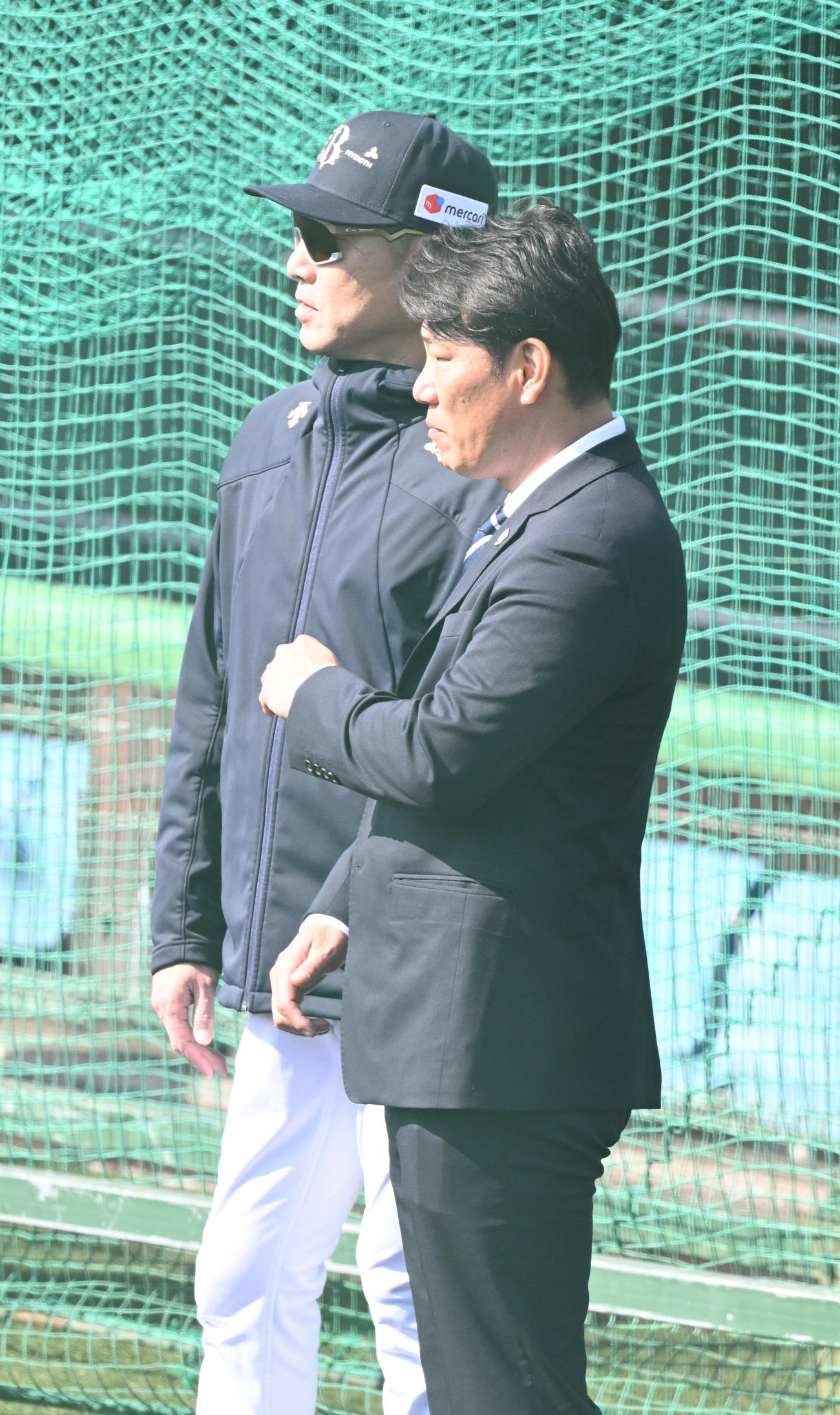 オリックス中嶋監督（左）と話す侍ジャパン井端監督（撮影・和賀正仁）