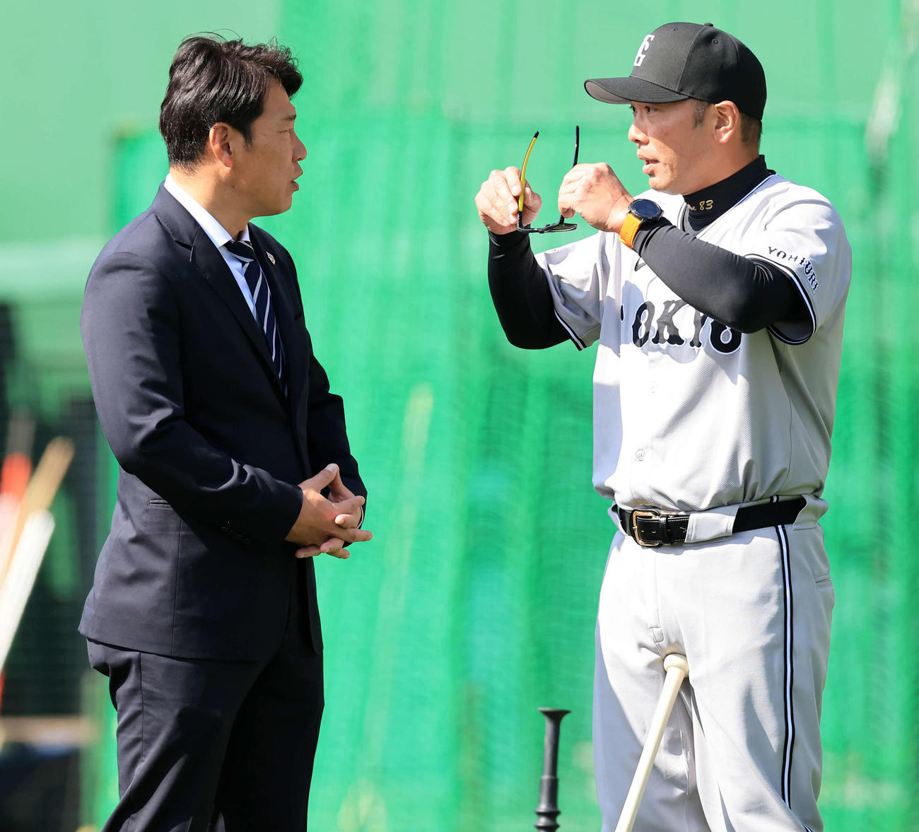 視察した侍ジャパン井端監督（左）は巨人阿部監督と話す（撮影・浅見桂子）