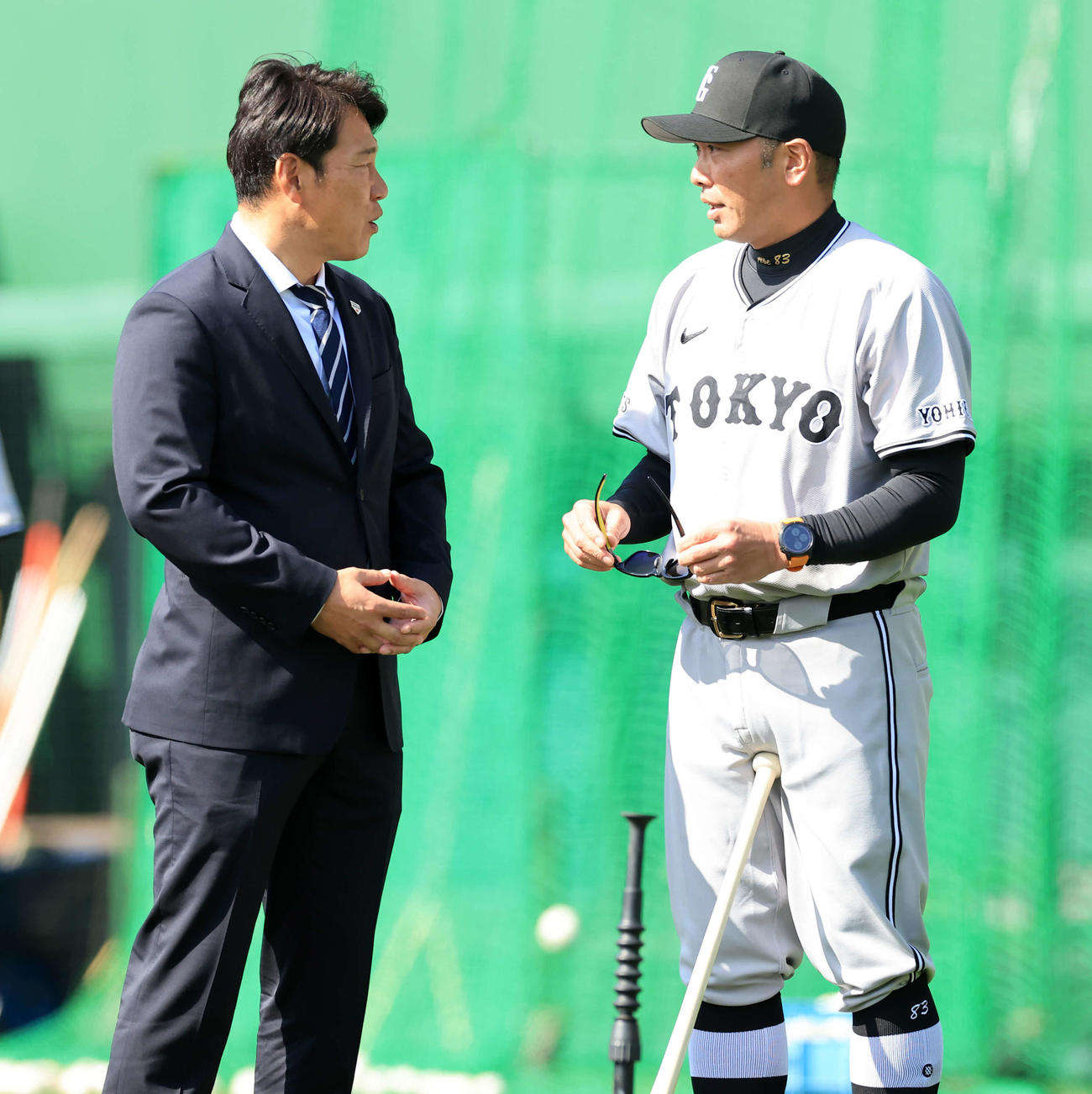 視察した侍ジャパン井端監督（左）は巨人阿部監督と話す（撮影・浅見桂子）