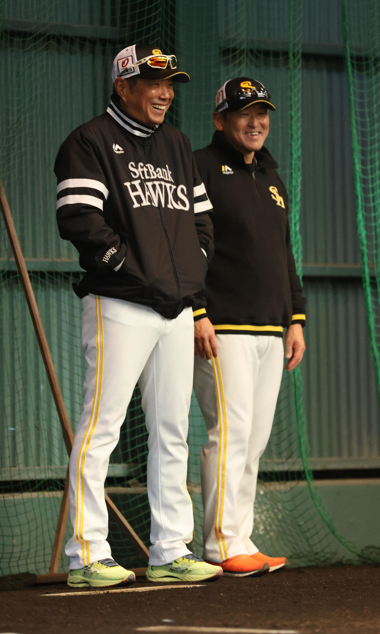 ブルペンで笑顔を見せる小久保監督と倉野コーチ（右）（撮影・梅根麻紀）