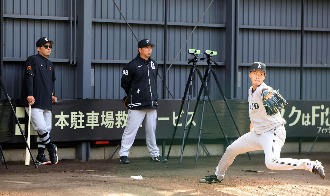 ブルペンで巨人阿部慎之助監督（左）らが見つめる中、投げ込むる西舘勇陽（撮影・浅見桂子）
