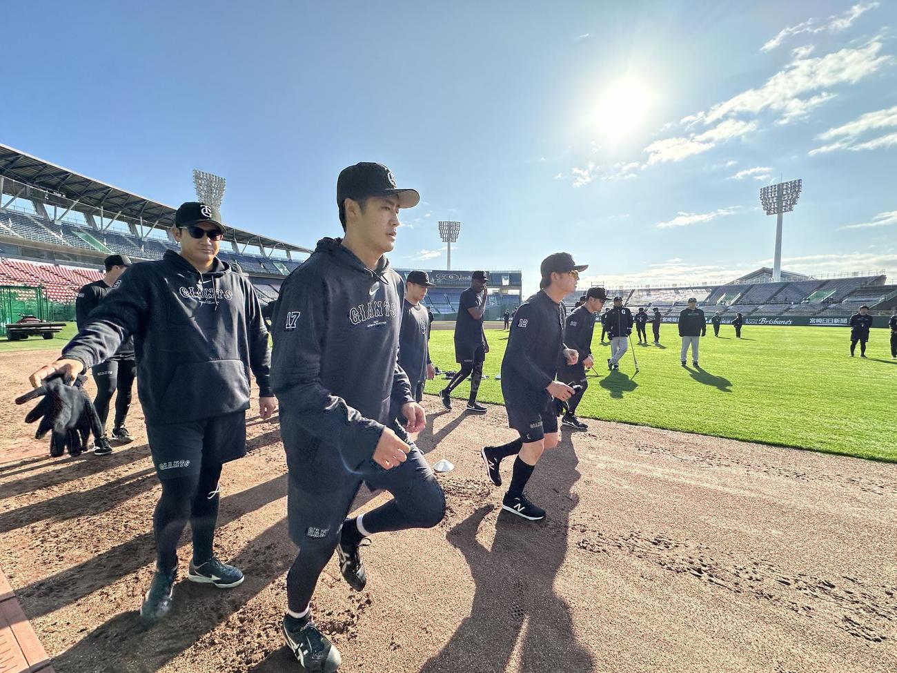 第2クール初日、やっと晴れ渡ったサンマリンスタジアムでダッシュする巨人西舘（中央）、菅野ら選手たち