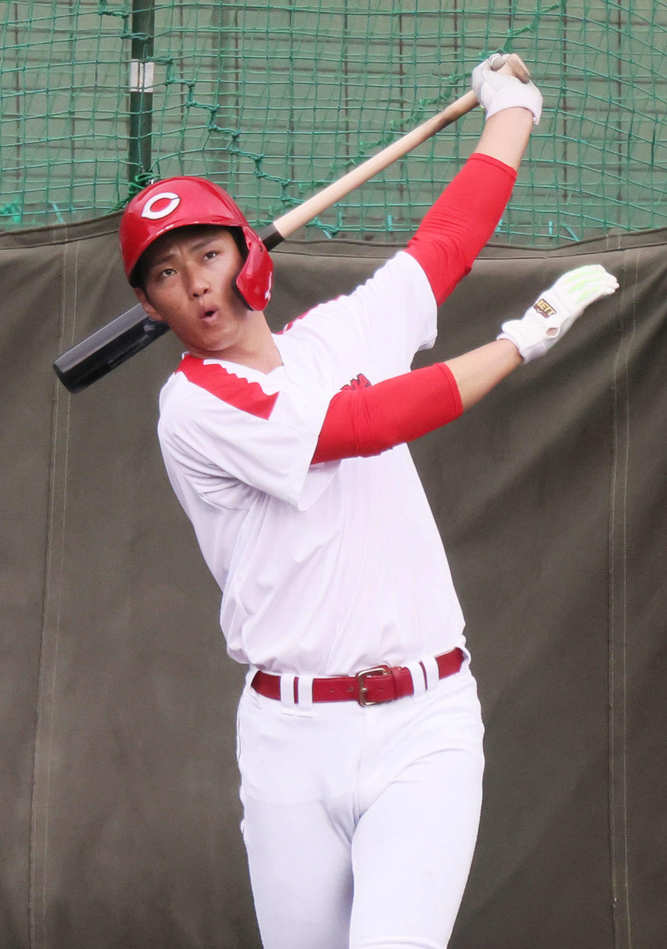 打撃練習をする広島中村奨（撮影・加藤孝規）
