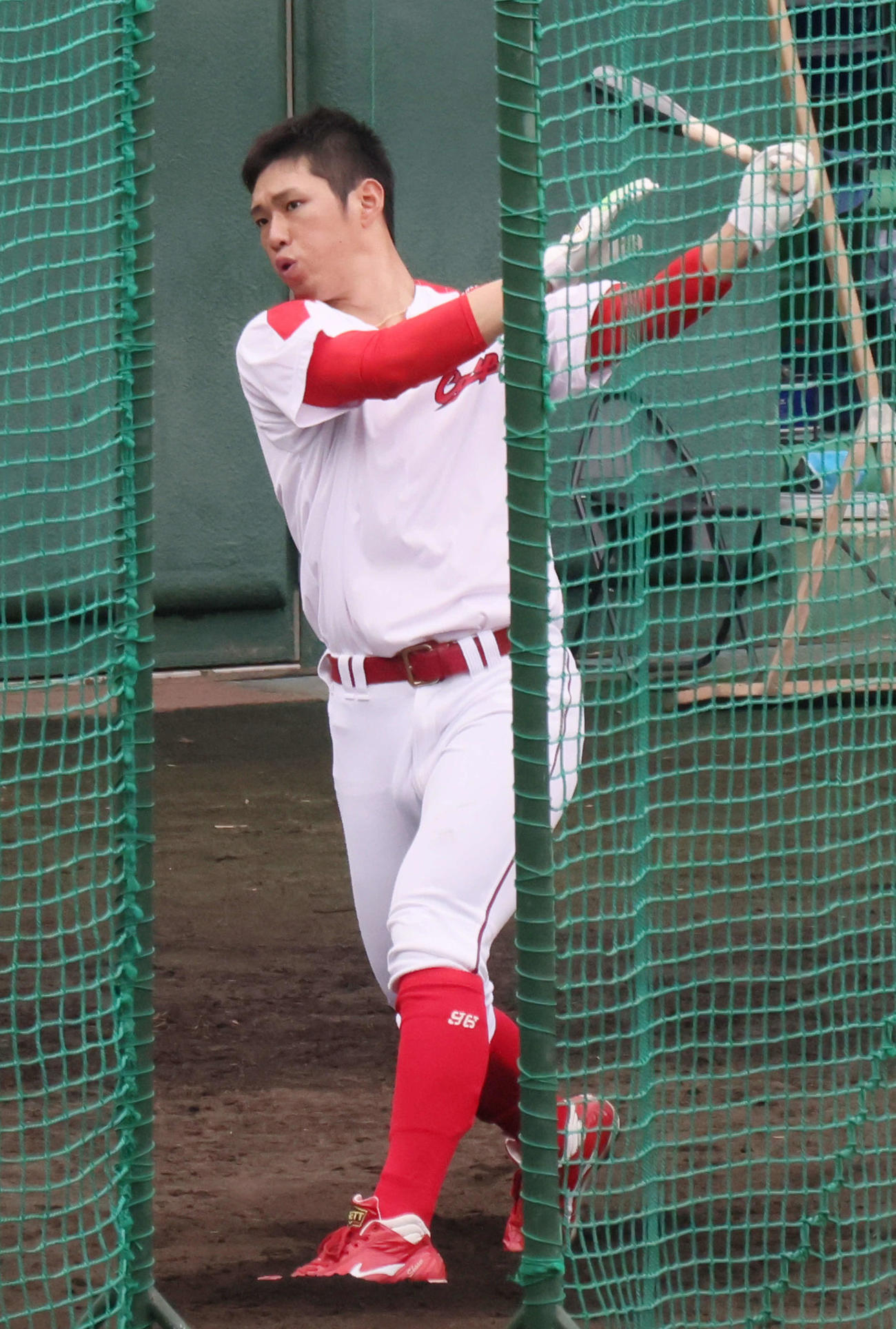 ロングティーをする広島中村奨（撮影・加藤孝規）