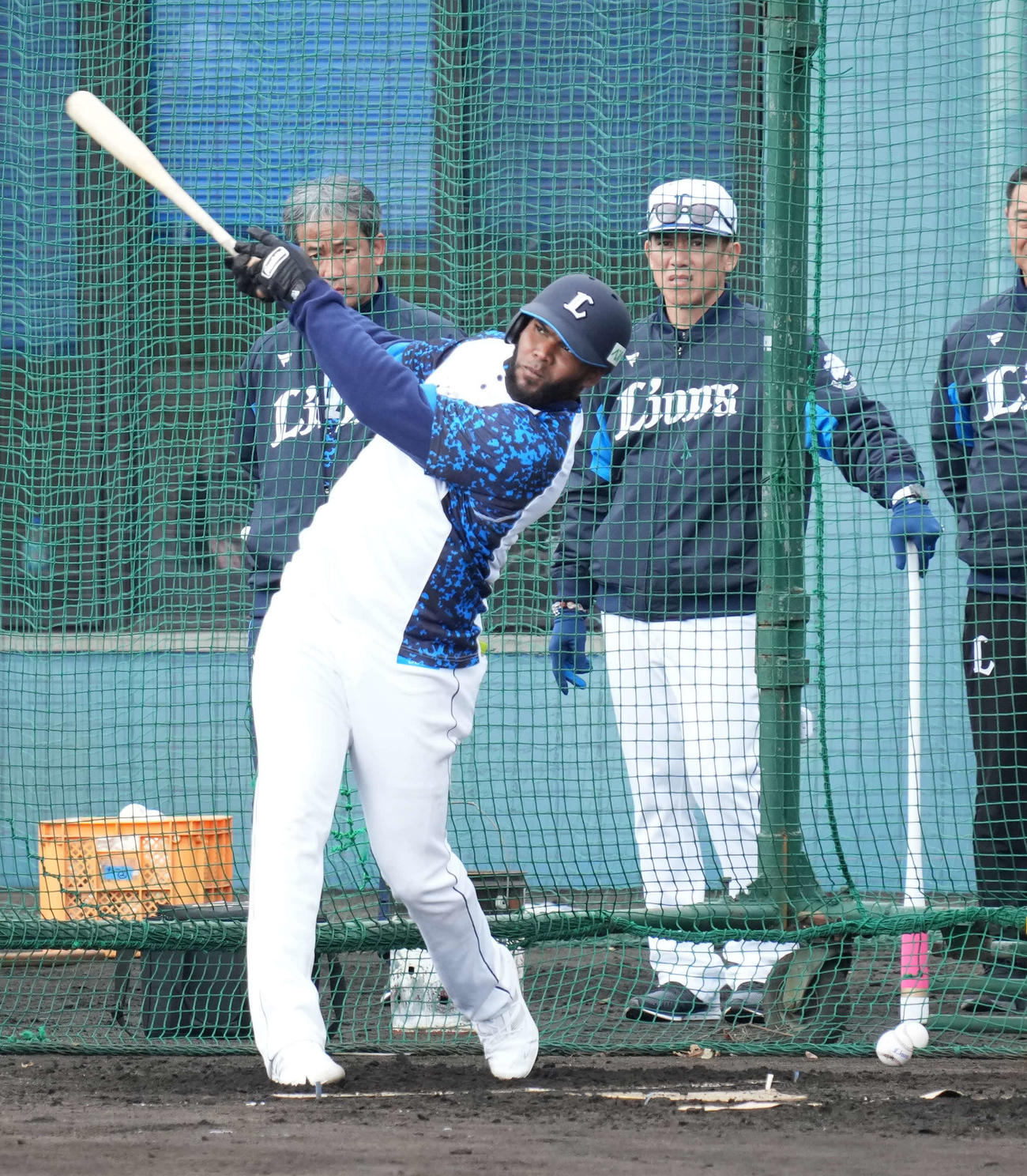 フリー打撃に臨む西武新外国人のコルデロ。後方右は松井監督（撮影・小沢裕）