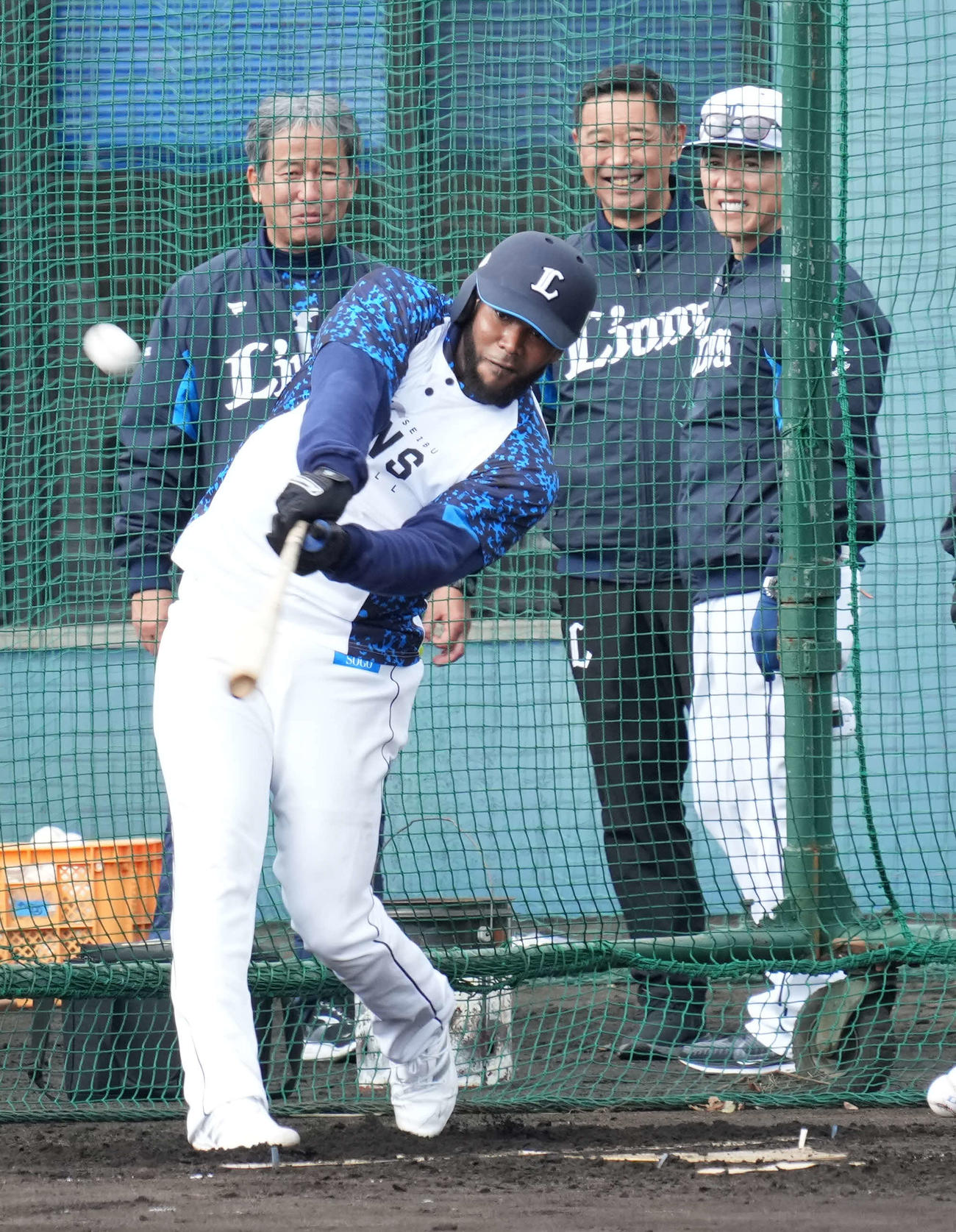 フリー打撃に臨む西武新外国人のコルデロ。後方右は松井監督（撮影・小沢裕）