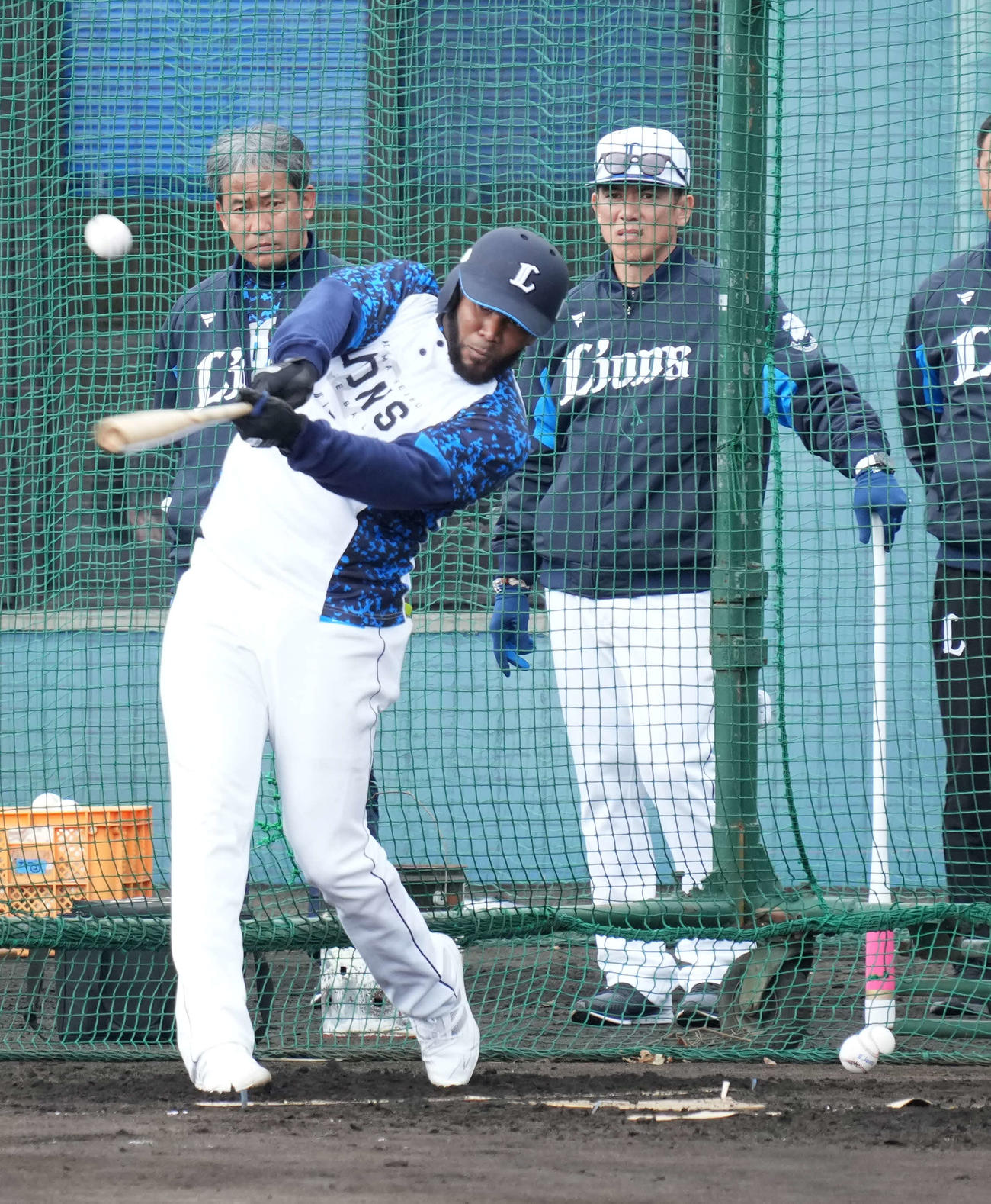 フリー打撃に臨む西武新外国人のコルデロ。後方右は松井監督（撮影・小沢裕）