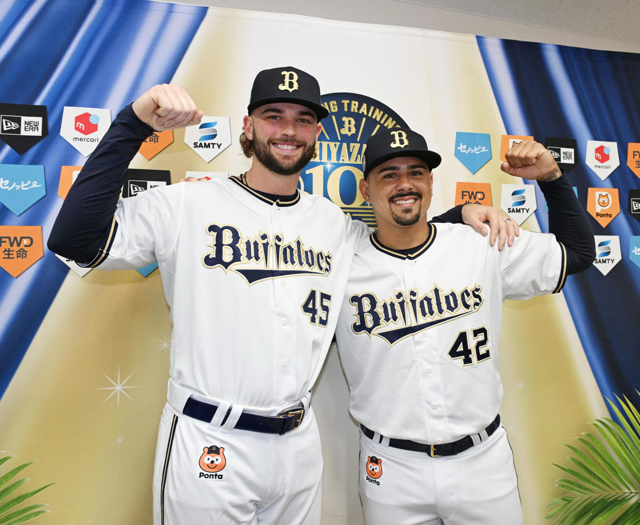 入団会見を行いポーズを取るオリックスのトーマス（左）とマチャド（撮影・和賀正仁）