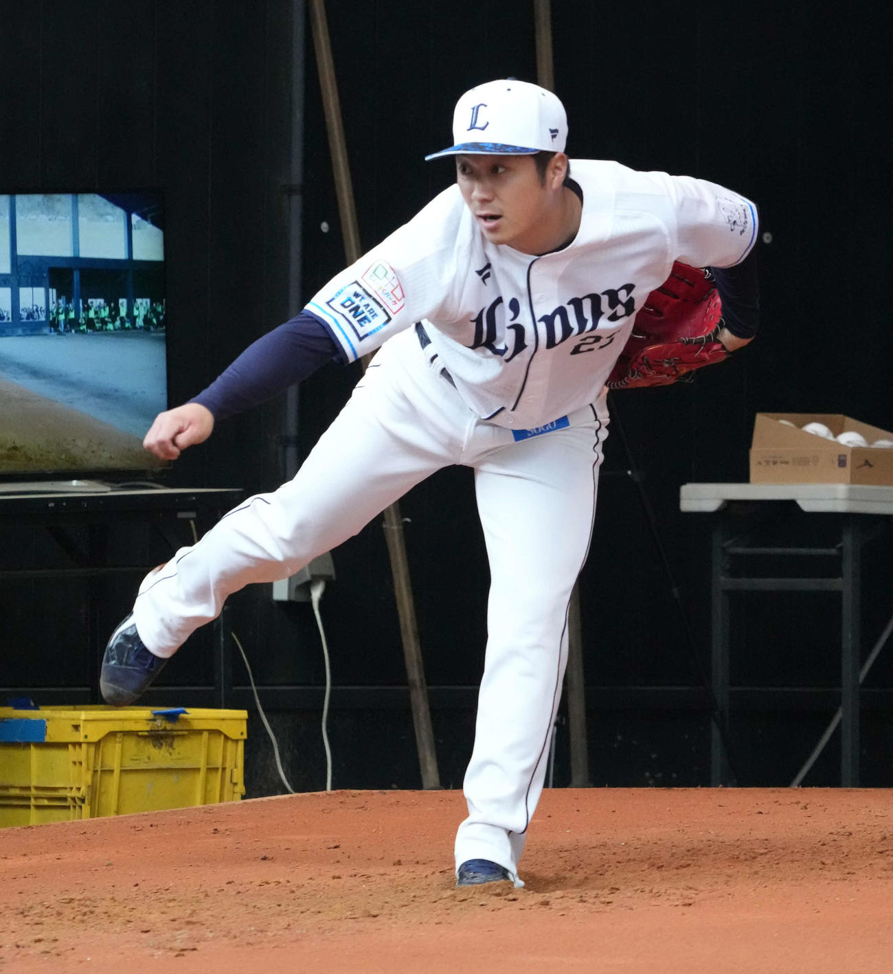 ブルペン調整する西武糸川（撮影・小沢裕）