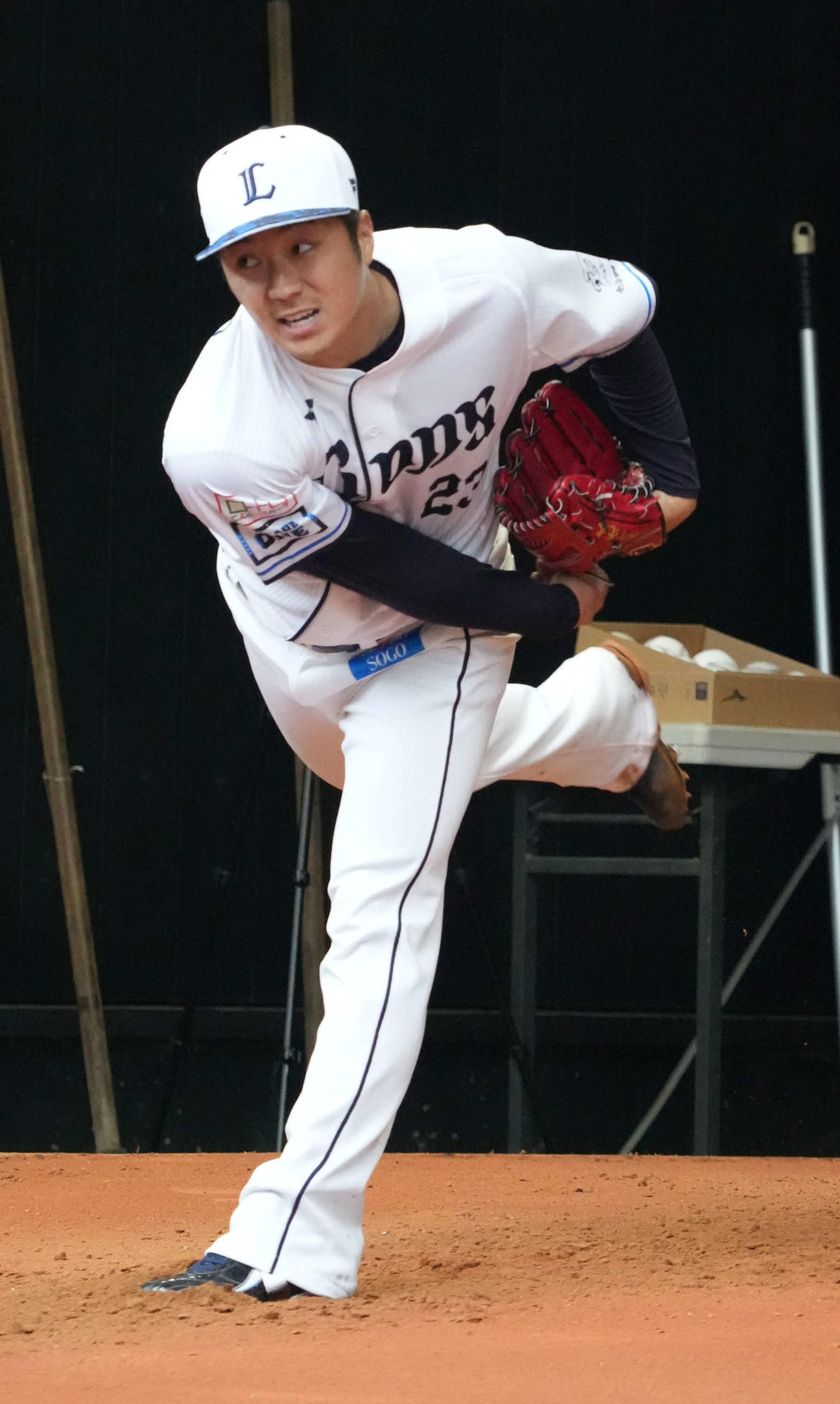 ブルペン調整する西武糸川（撮影・小沢裕）