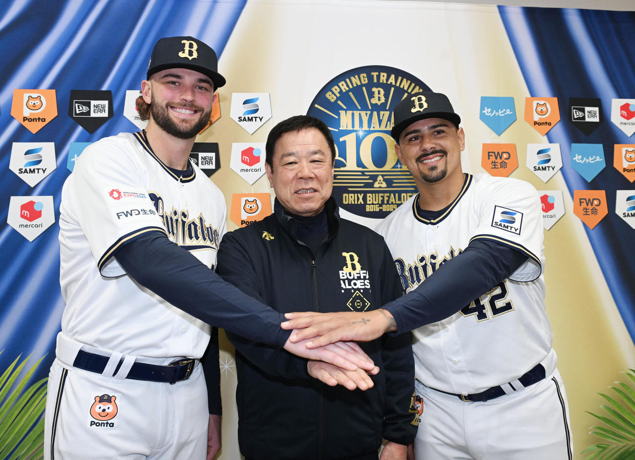 入団会見を行いポーズを取るオリックスのトーマス（左）とマチャド（右）。中央は福良GM（撮影・和賀正仁）