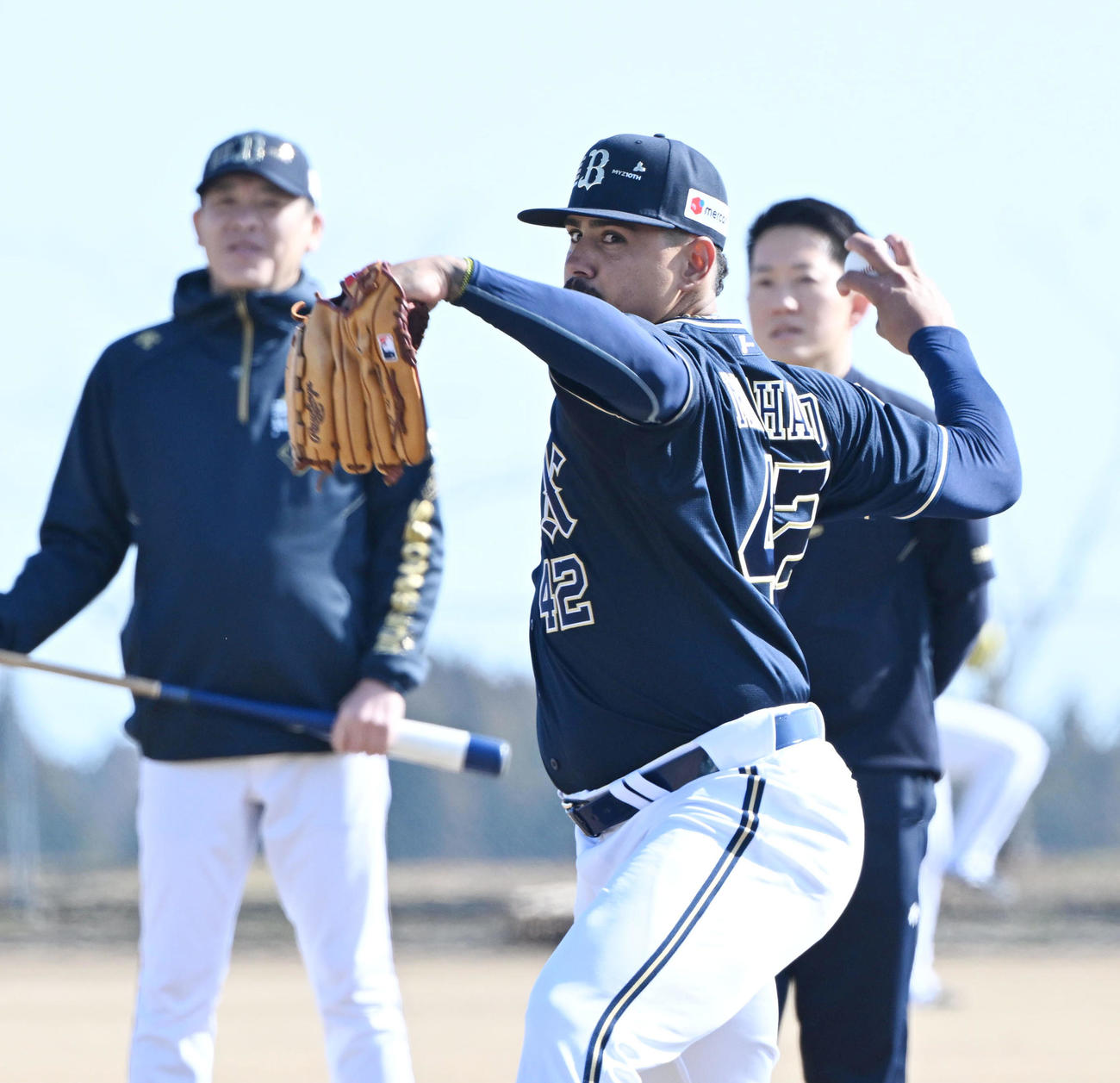 キャッチボールで調整するオリックスのマチャド（撮影・和賀正仁）