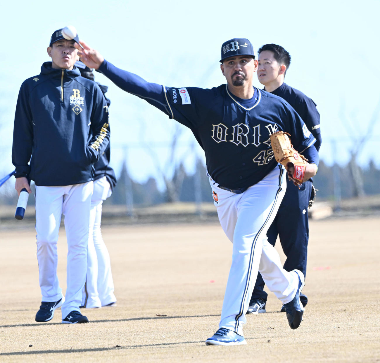 キャッチボールで調整するオリックスのマチャド（撮影・和賀正仁）
