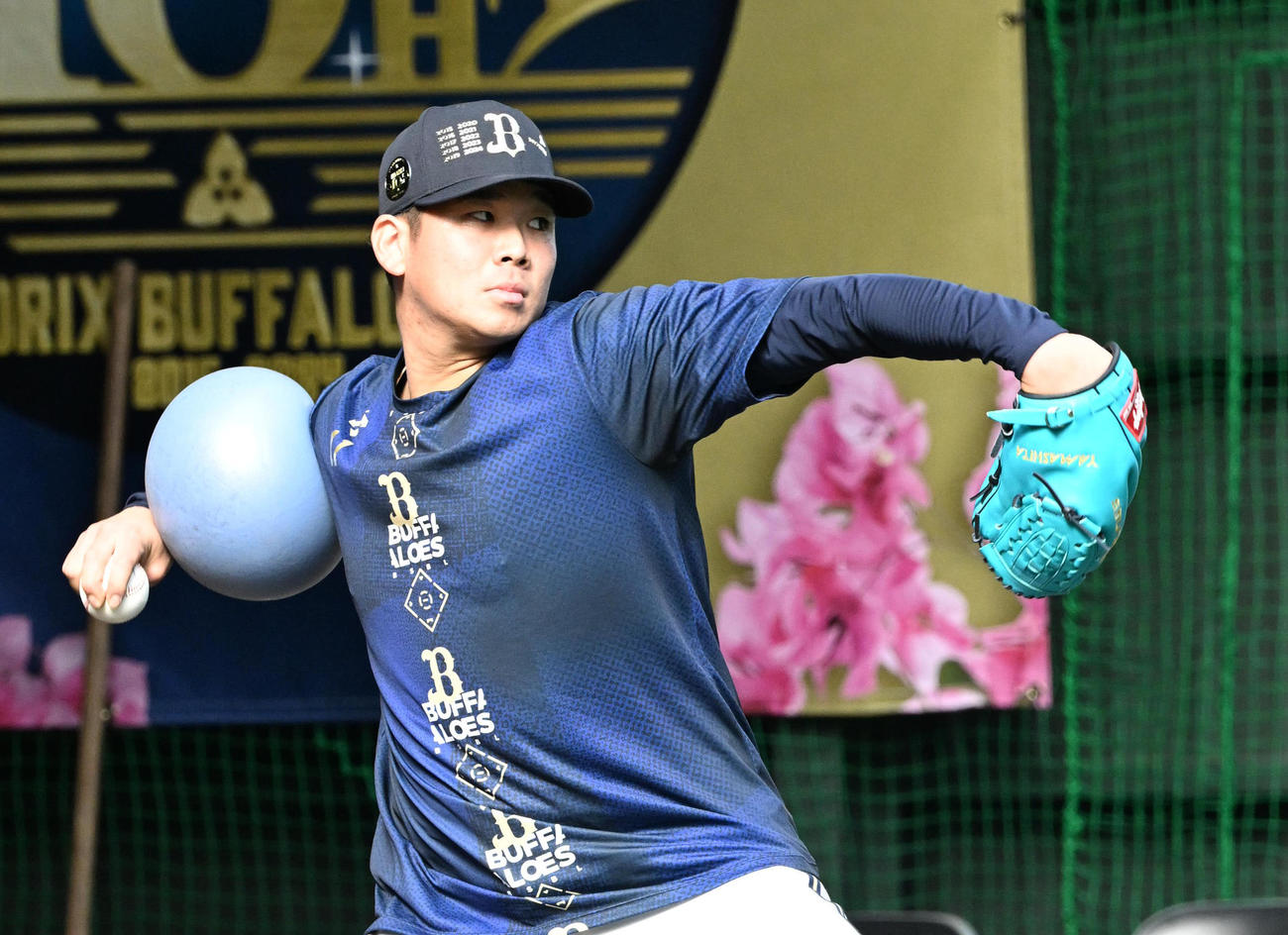 ブルペンで腕にボールをはさみ投球するオリックス山下（撮影・和賀正仁）