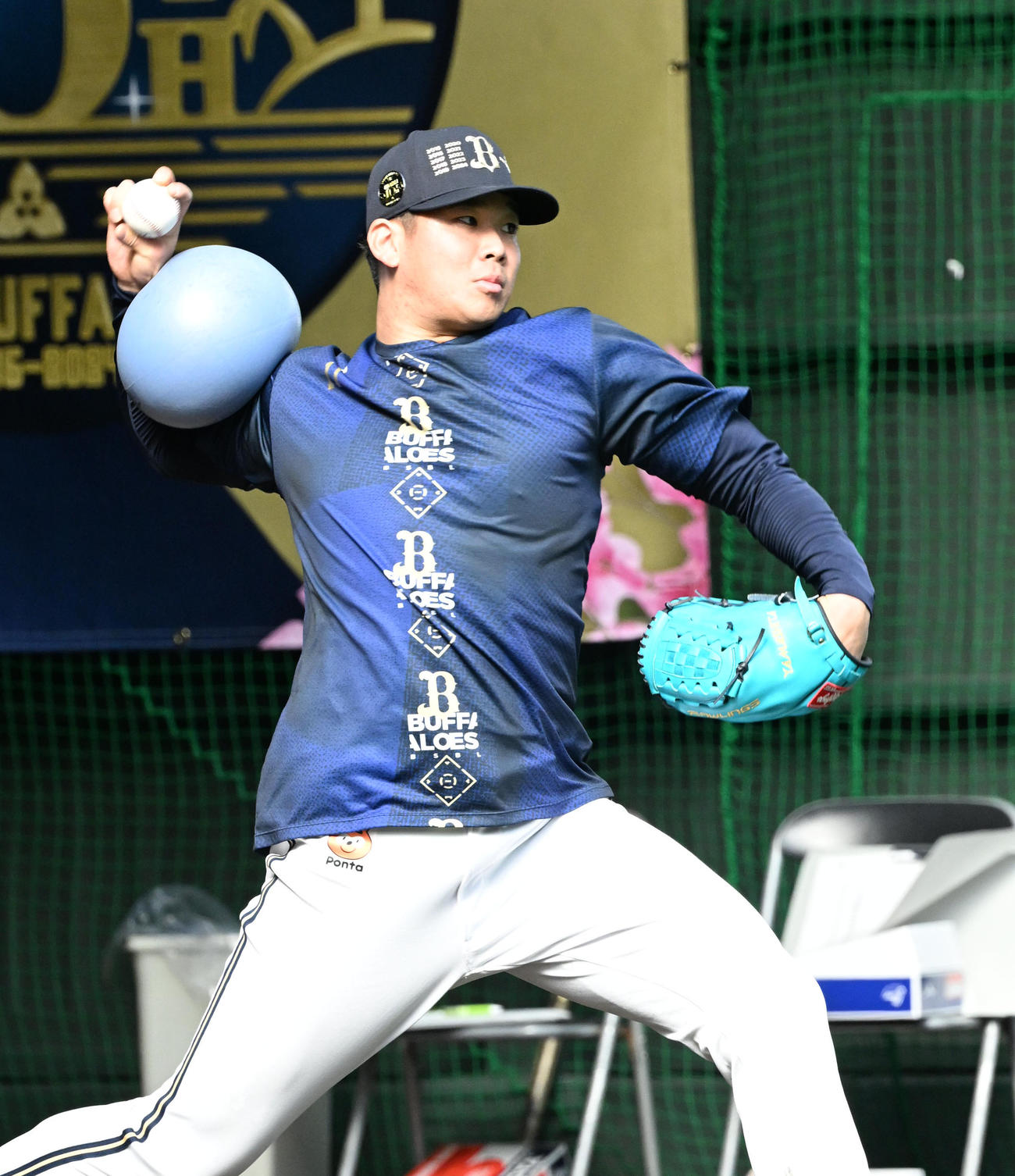 ブルペンで腕にボールをはさみ投球するオリックス山下（撮影・和賀正仁）