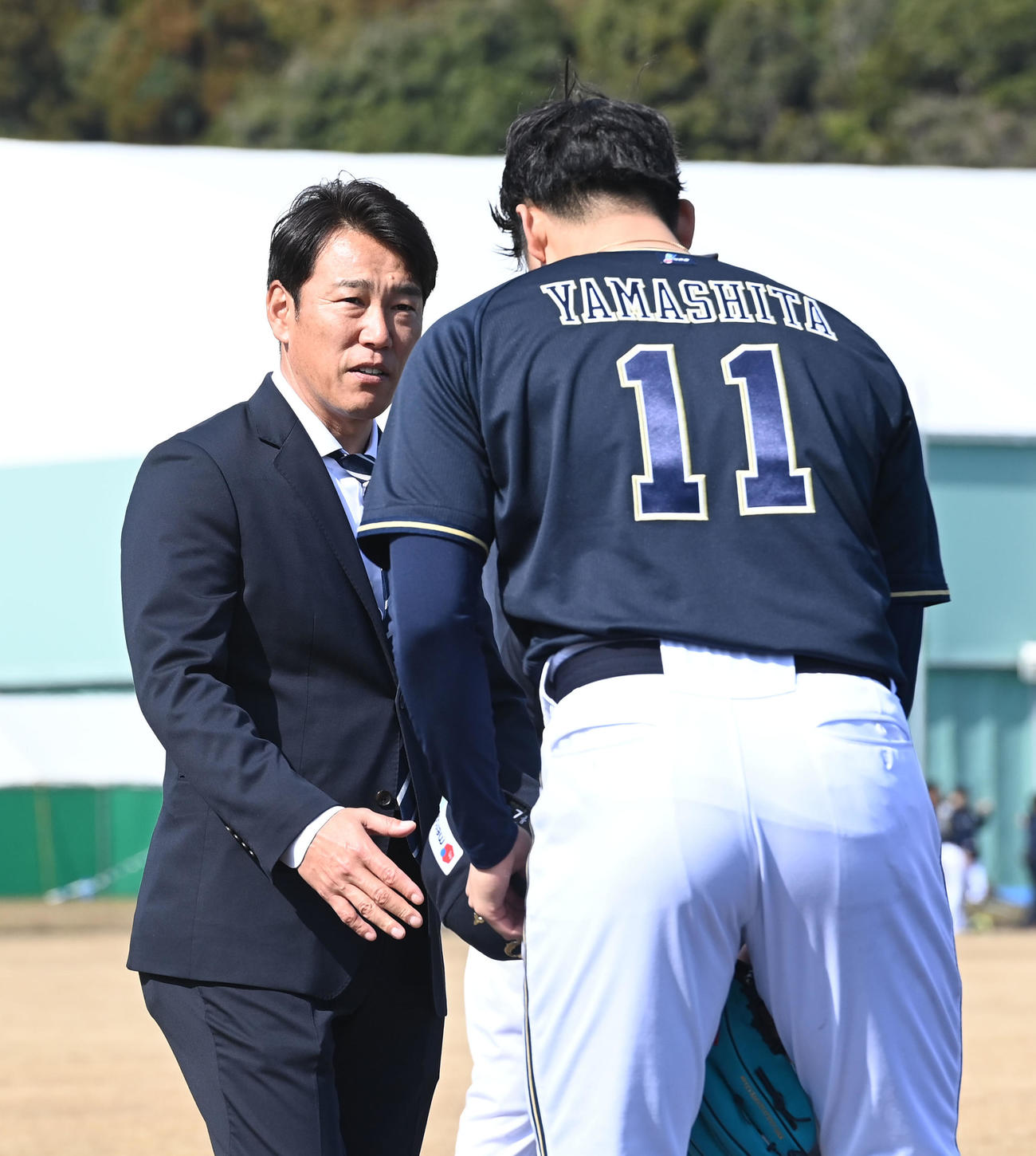 侍ジャパン井端監督（左）にあいさつするオリックス山下（撮影・和賀正仁）