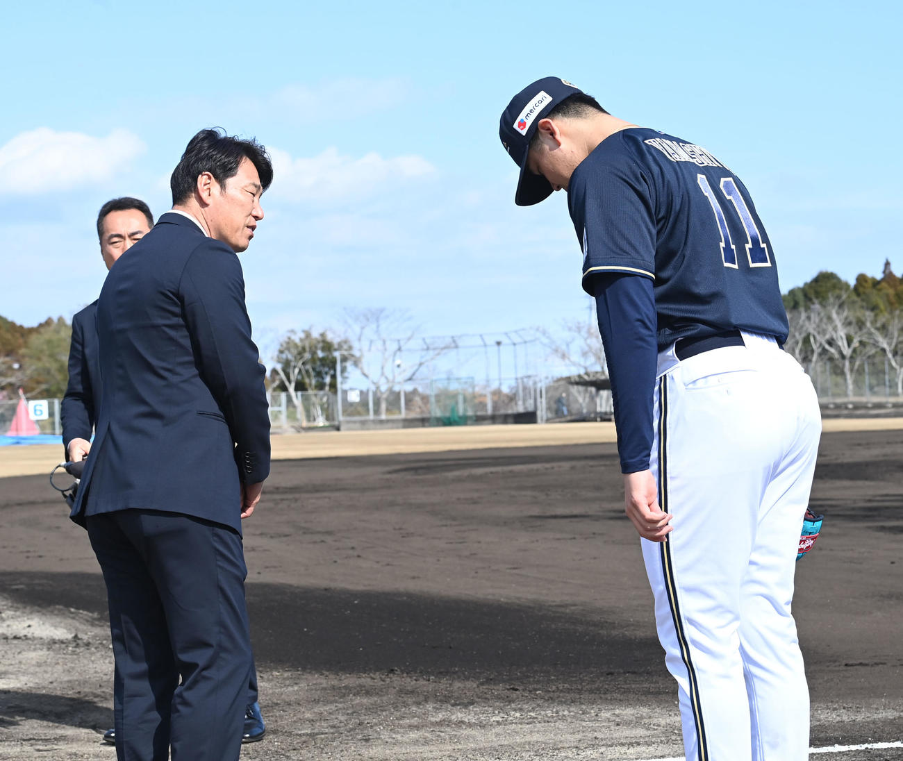 侍ジャパン井端監督（左）にあいさつするオリックス山下（撮影・和賀正仁）
