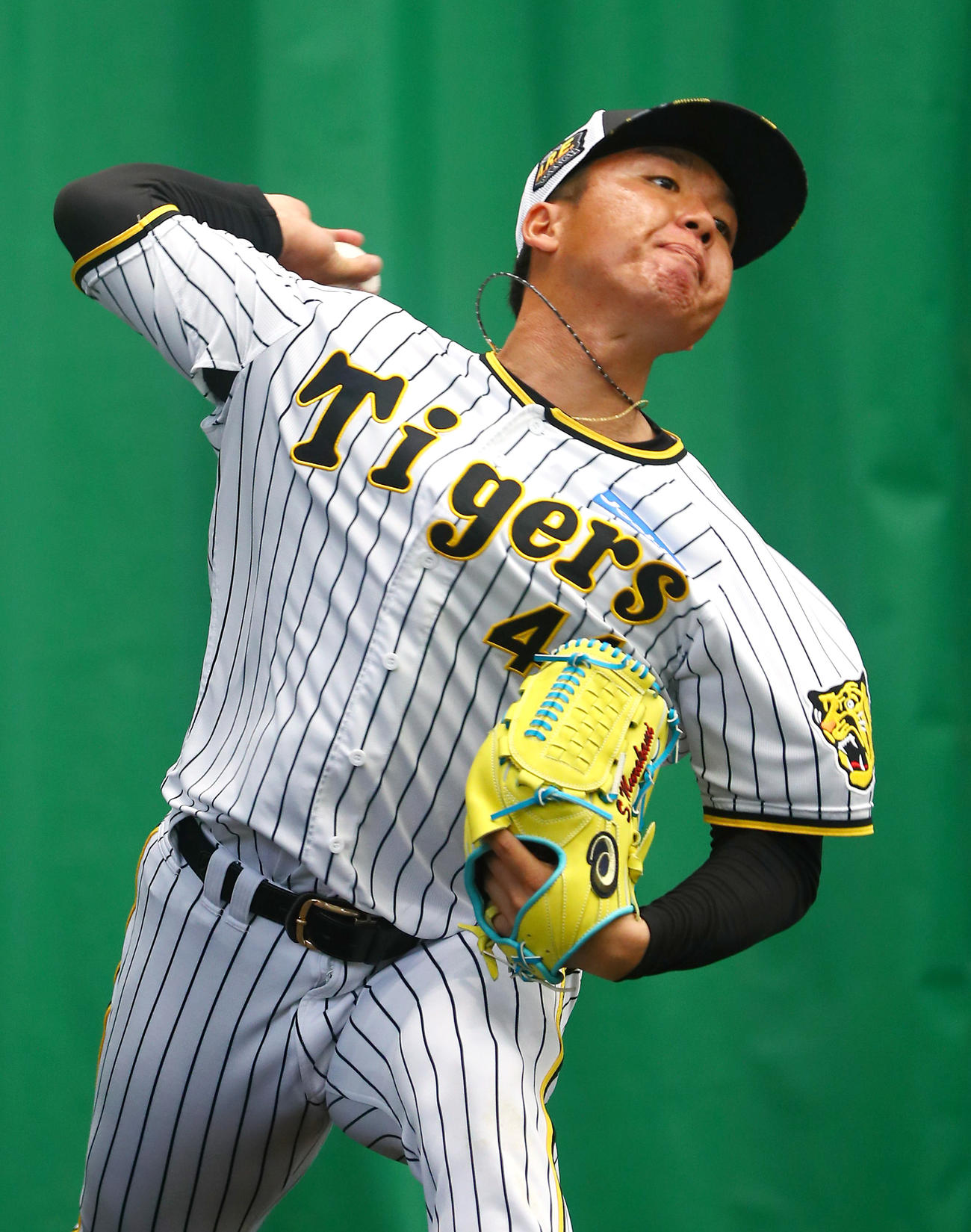 ブルペンで投げ込む阪神村上（撮影・上山淳一）