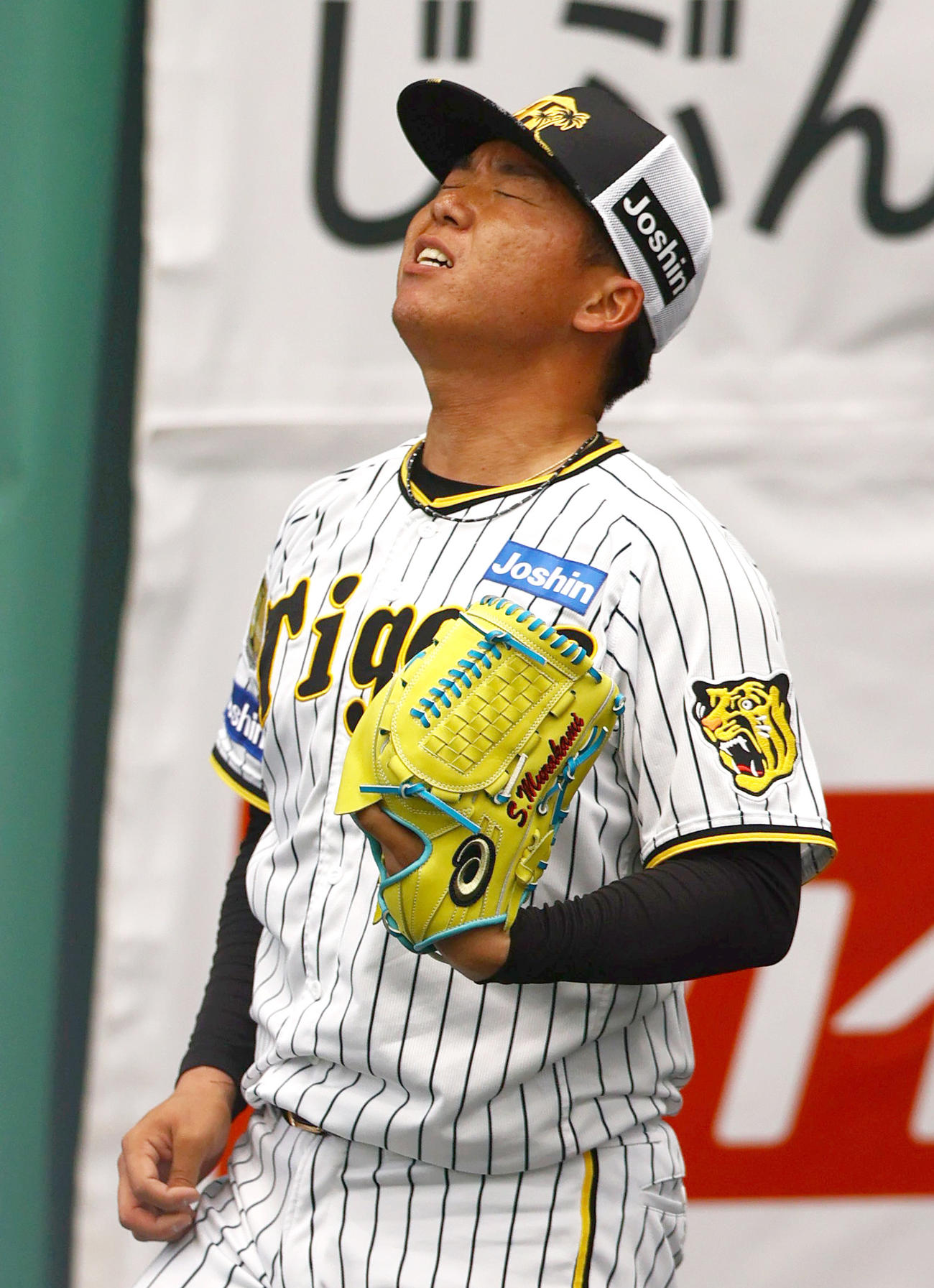 ブルペンで悔しがる阪神村上（撮影・上山淳一）