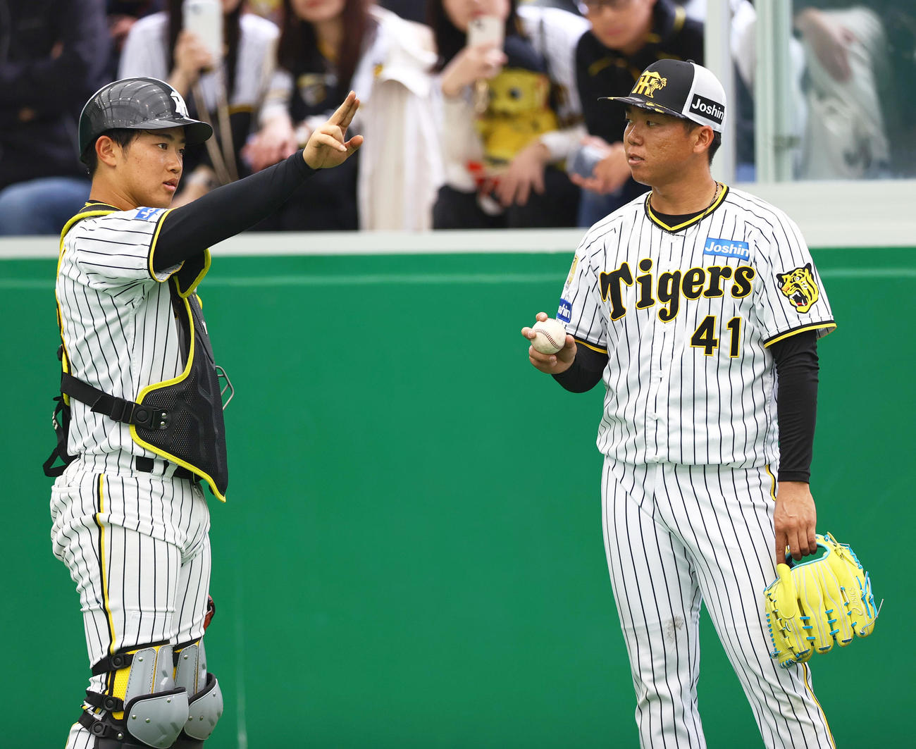 ブルペンで投球を終えた阪神村上（右）と話す中川（撮影・上山淳一）
