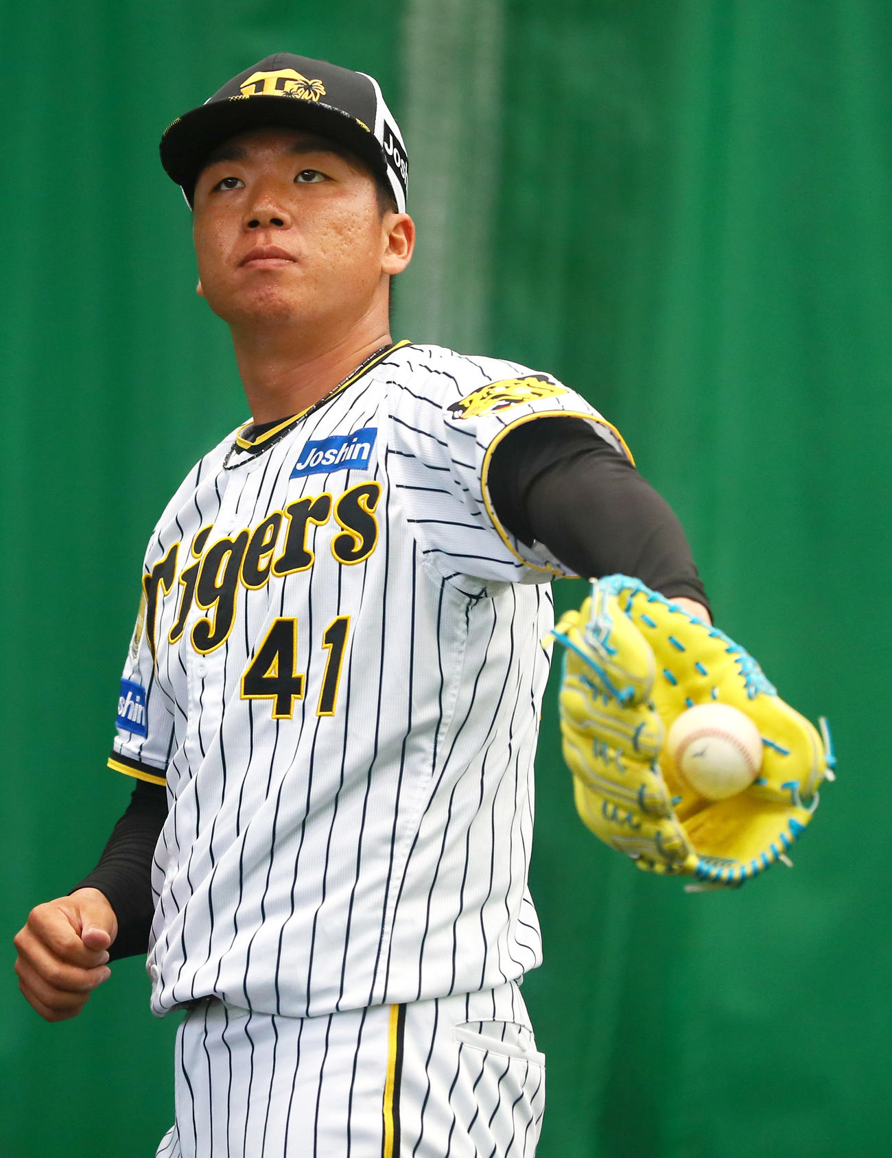 ブルペンで投球する阪神村上（撮影・上山淳一）