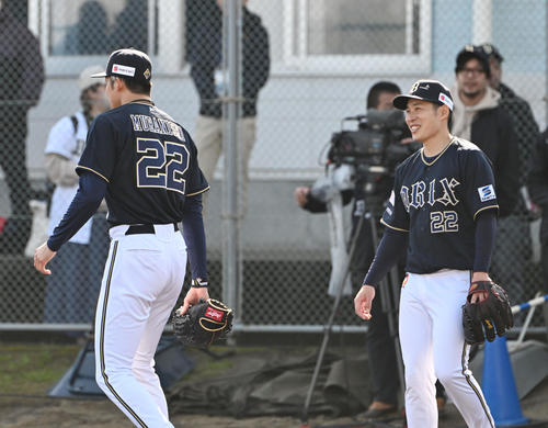 グラウンドに背番号22番が2人。右は正規のオリックス村西。では左は?(撮影・和賀正仁)