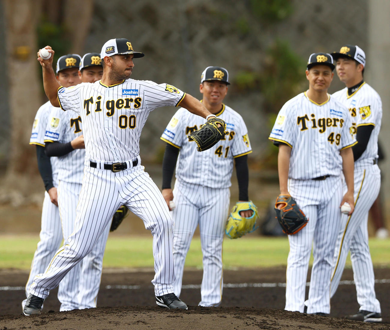 阪神ゲラ（手前）らはけん制練習する（撮影・上山淳一）