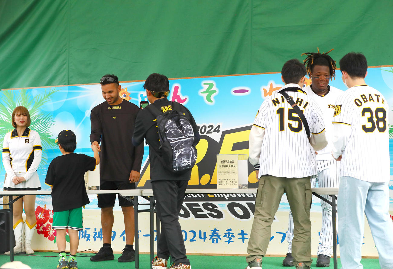 能登半島地震災害義援金活動する阪神ミエセス（右）とゲラ（撮影・上山淳一）
