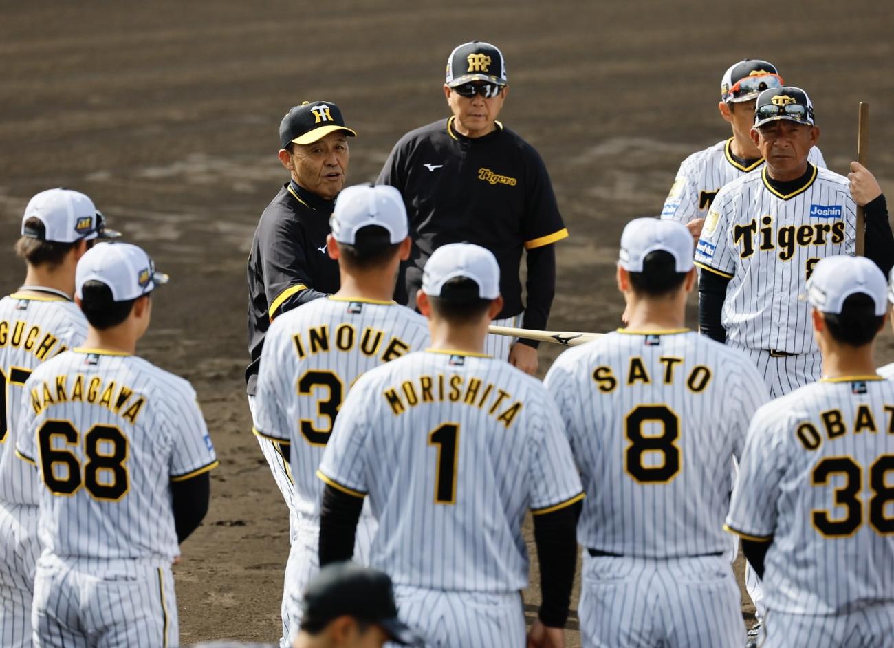 阪神春季キャンプ走塁練習で直接指導する岡田監督（撮影・藤尾明華）